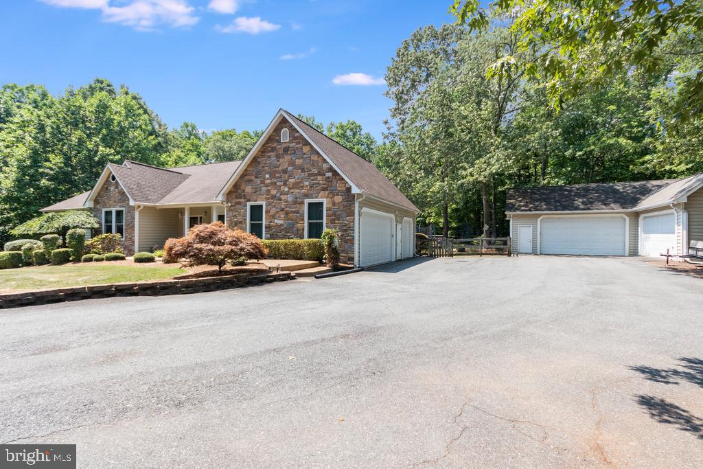 BARRINGTON WOODS - Residential