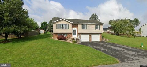 1572 BUTTERCUP DRIVE CHAMBERSBURG PA 17202
