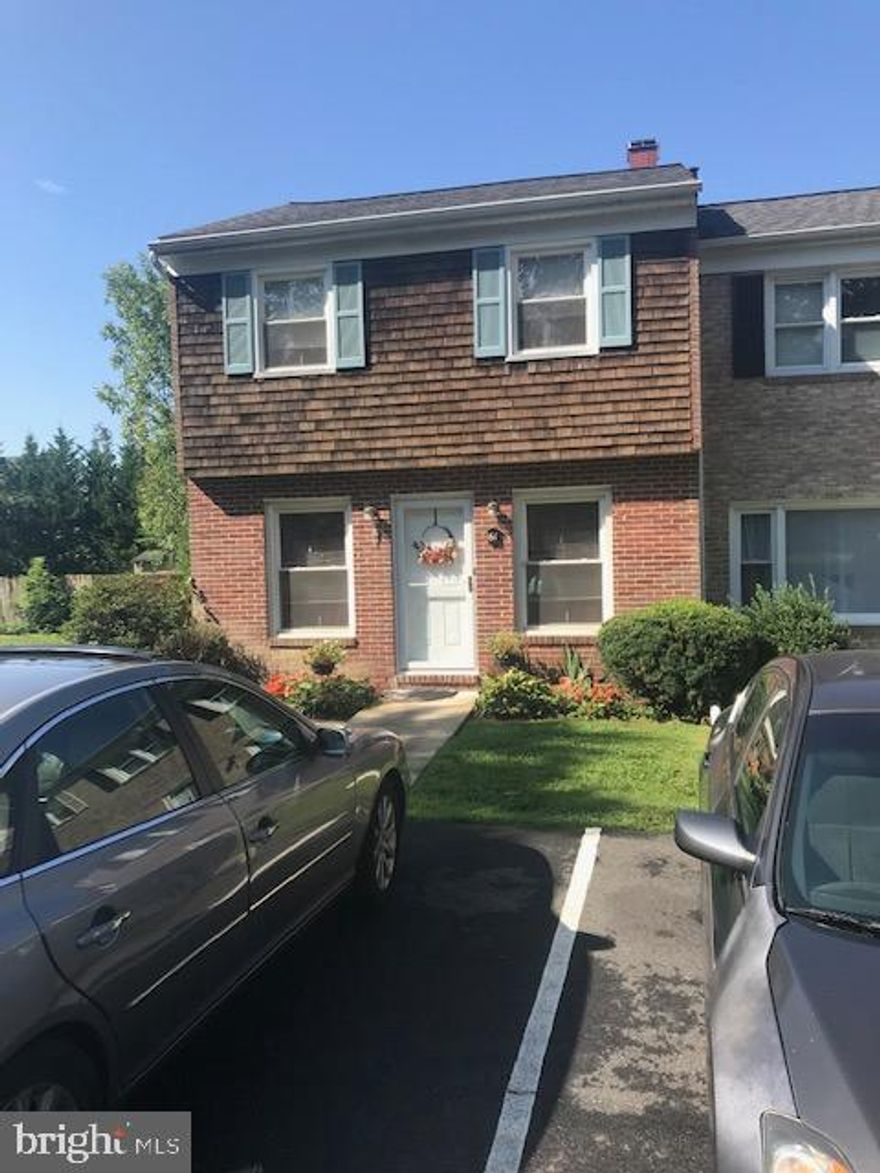 3 BEDROOM, 1.5 BATH END OF GROUP TOWNHOME!