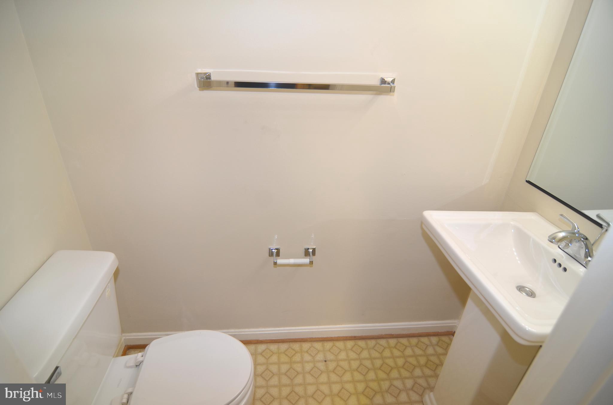 COLUMBIA COMMONS - Residential Lease