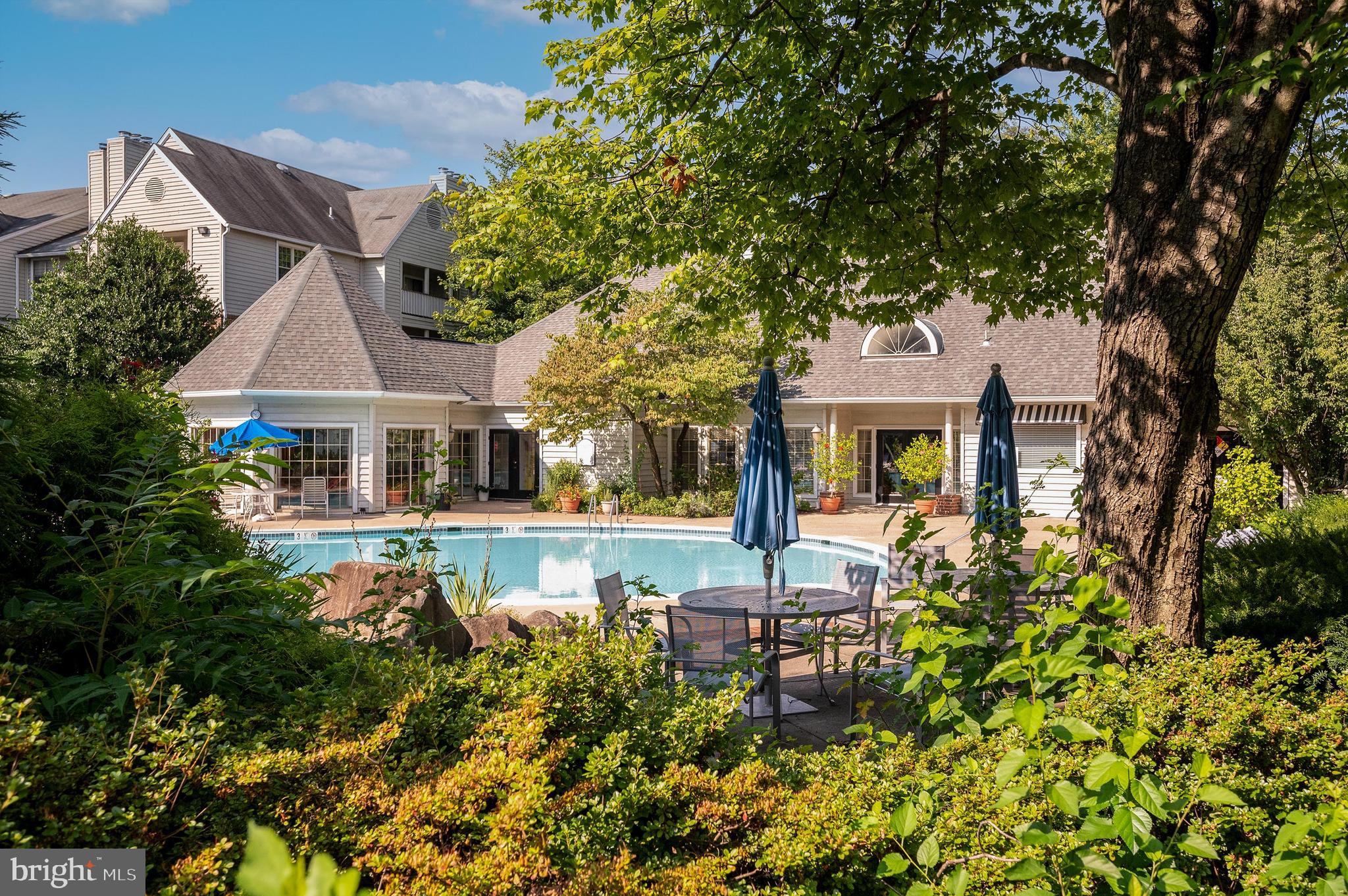 PENDERBROOK SQUARE CONDOMINIUMS - Residential