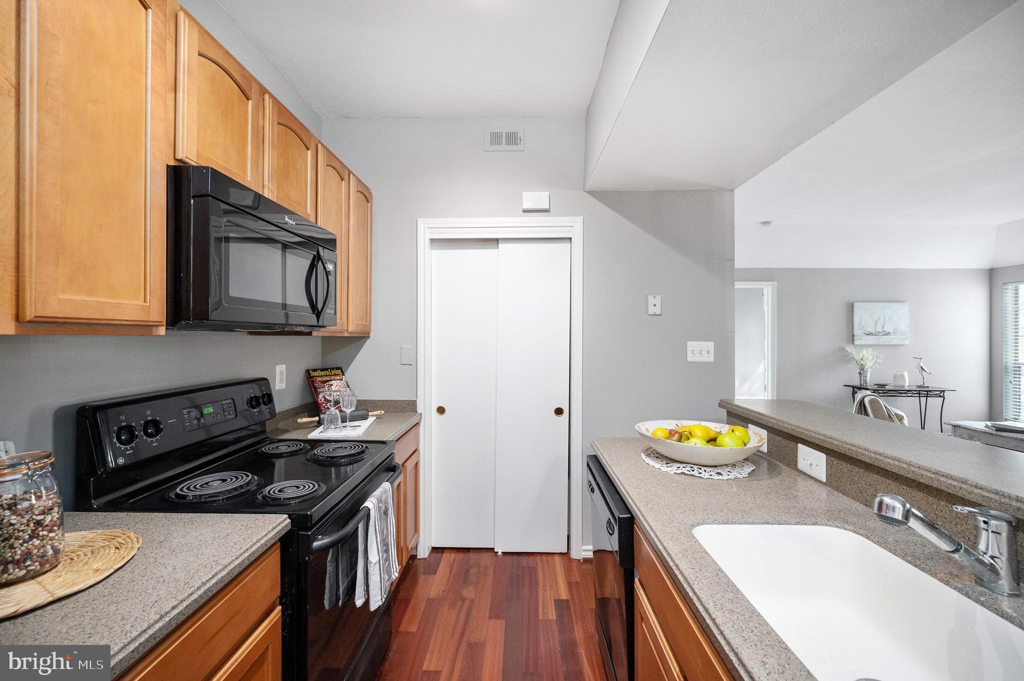 PENDERBROOK SQUARE CONDOMINIUMS - Residential