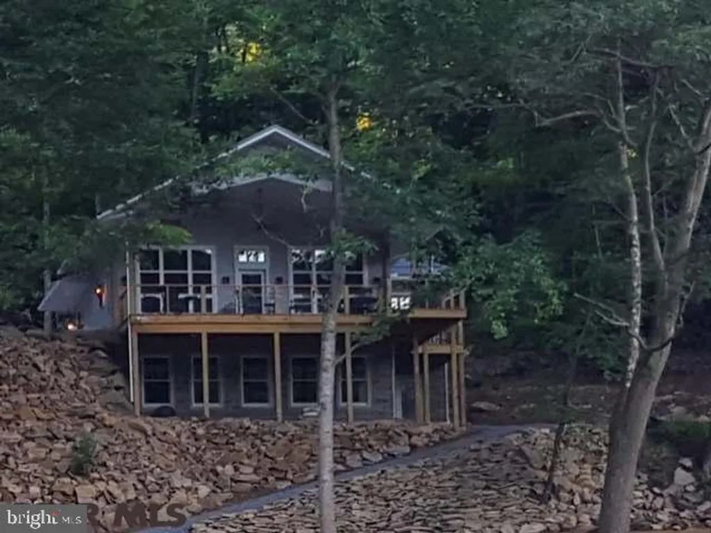 2120 Renovo Road, Mill Hall, PA 17751