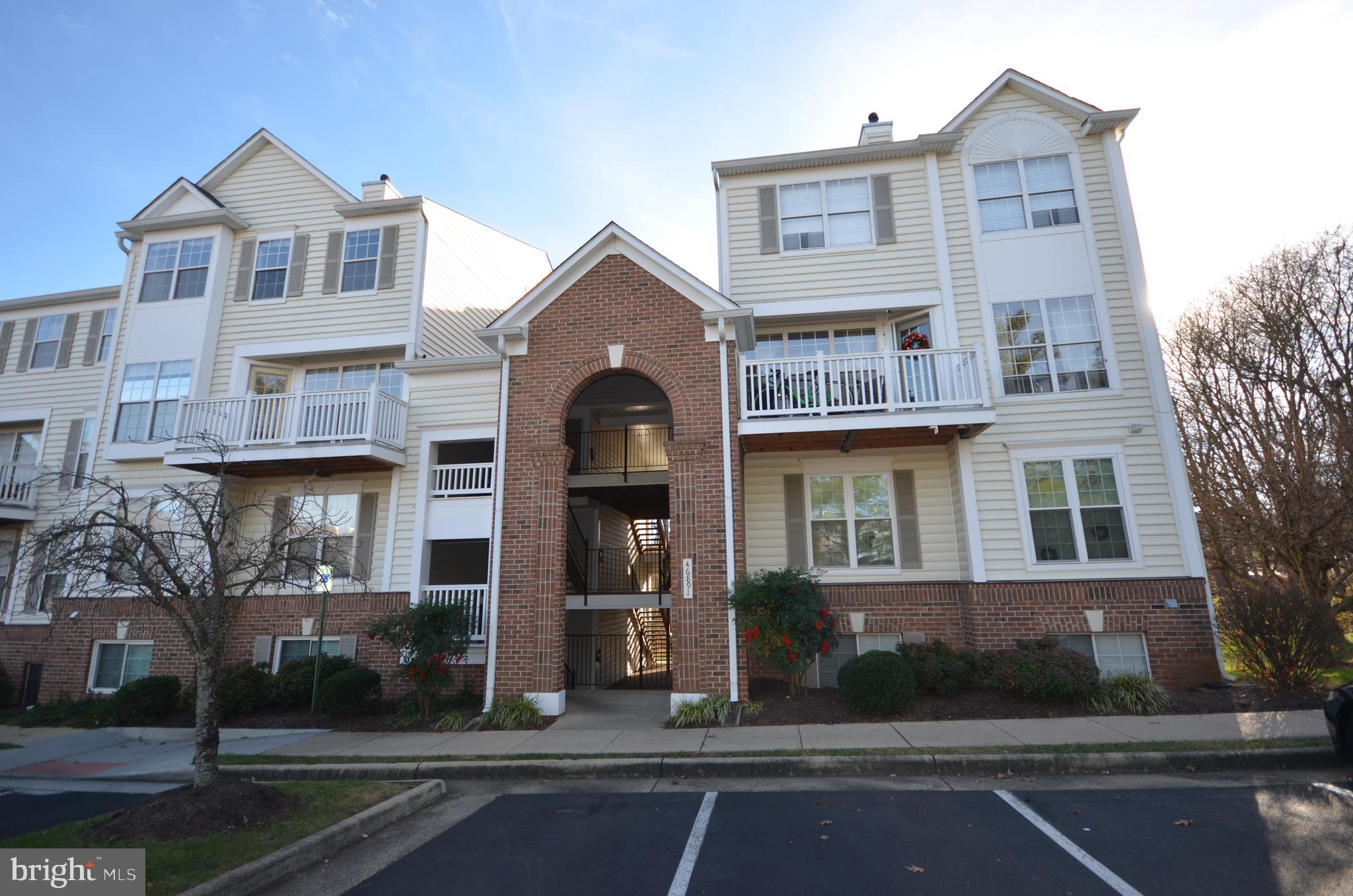 This Bright & Open 2 level, 2 bedroom, 1.5 Bath Condo. Hardwood floors, vaulted ceilings, 2 sided gas FP. Living rm leads to balcony. Eat in kitchen w/ new SS appliances. Large MBR w/ walk-in closet, Washer/Dryer in Unit. Minutes from Rt 7, Rt. 28 & shopping.