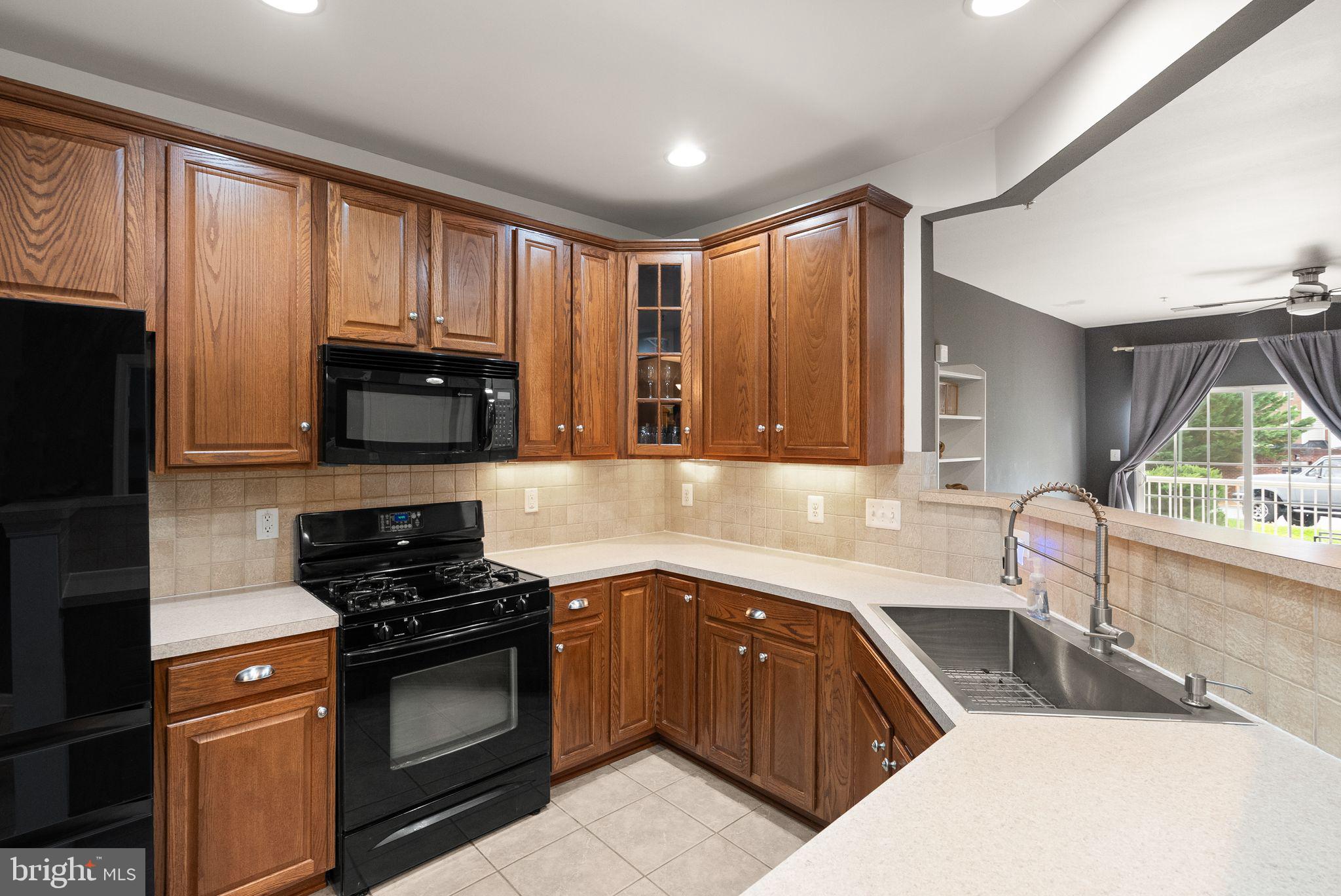 THE RESERVE CONDOMINIUMS - Residential Lease