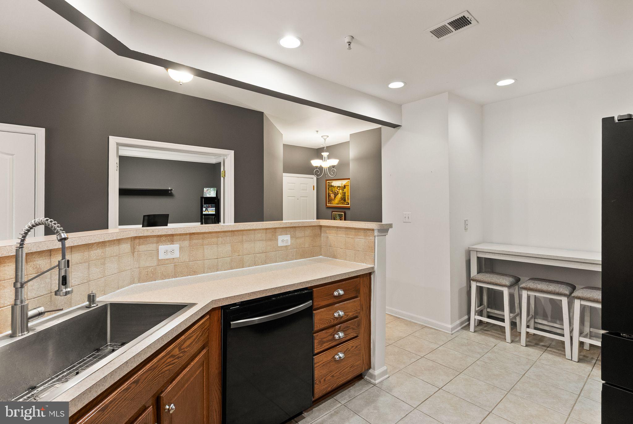 THE RESERVE CONDOMINIUMS - Residential Lease