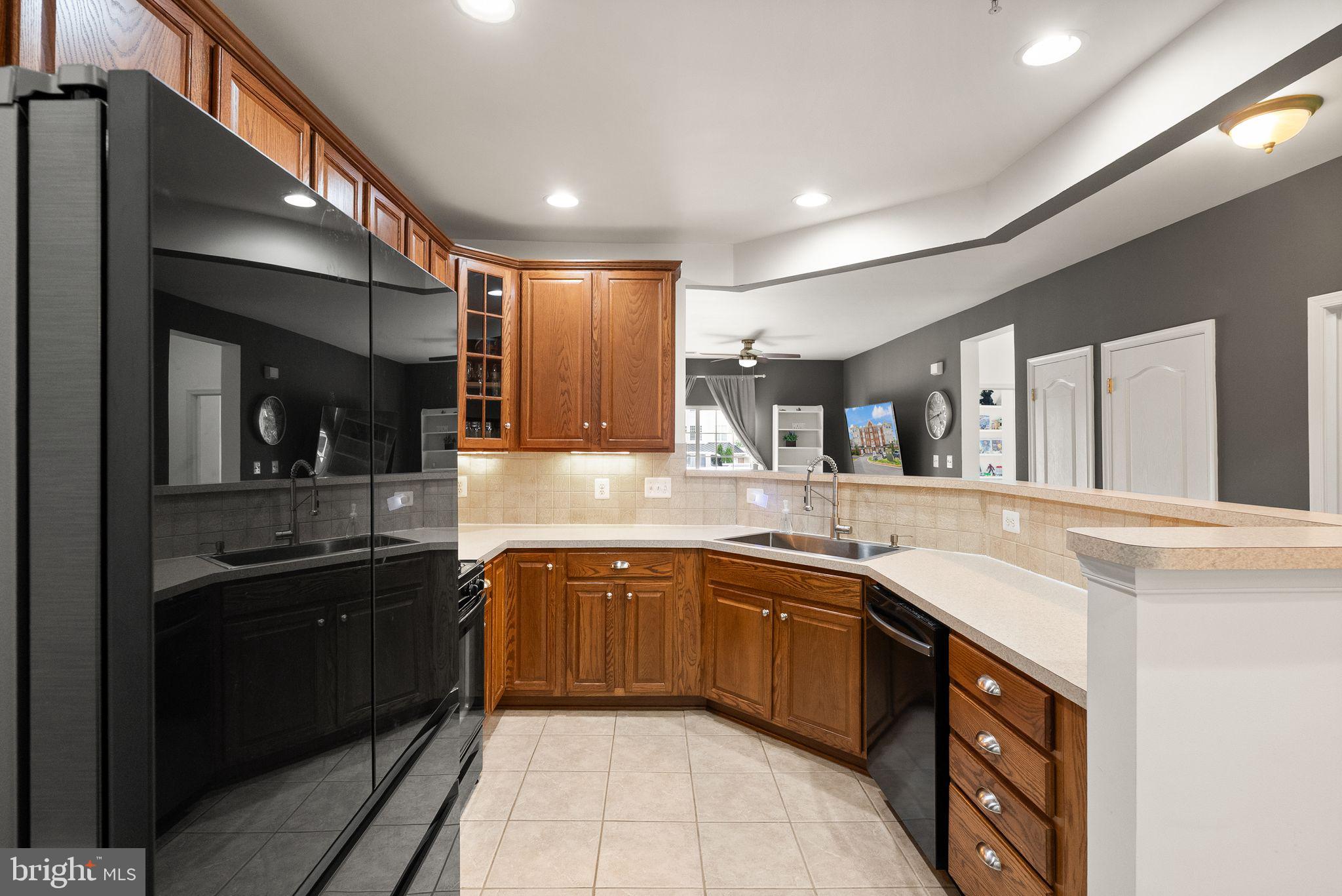 THE RESERVE CONDOMINIUMS - Residential Lease