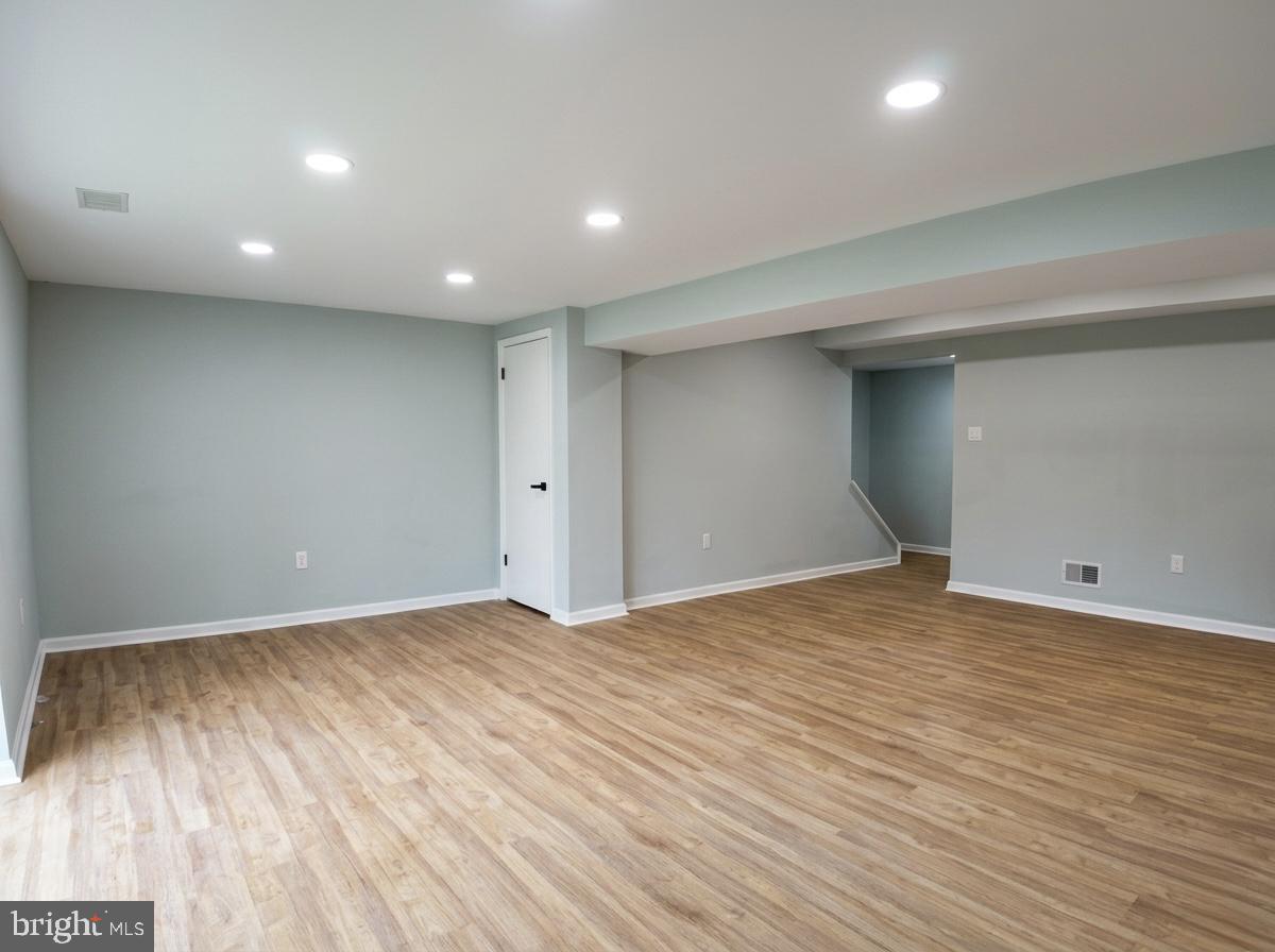 SEVEN COURTS - Residential