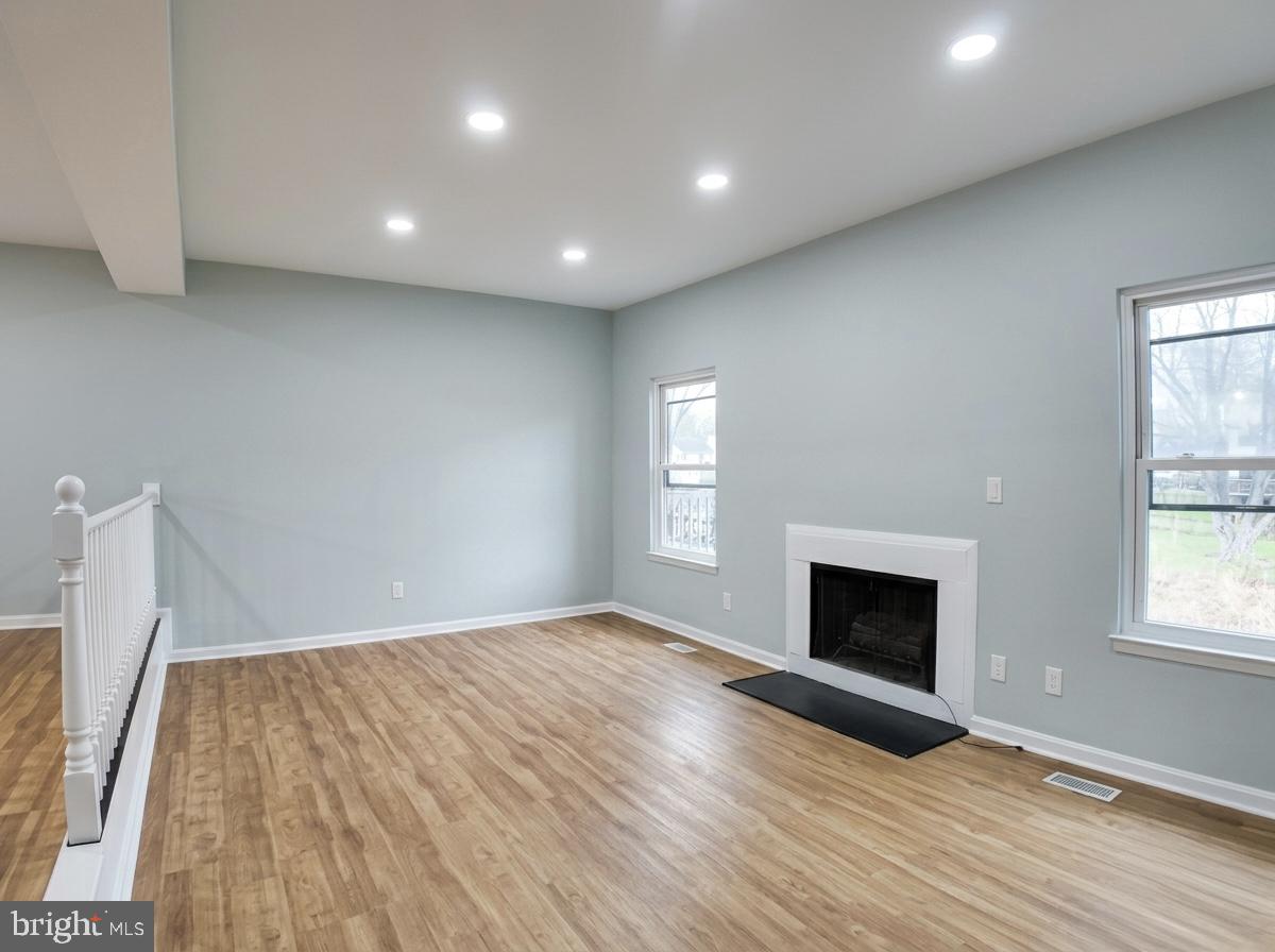 SEVEN COURTS - Residential