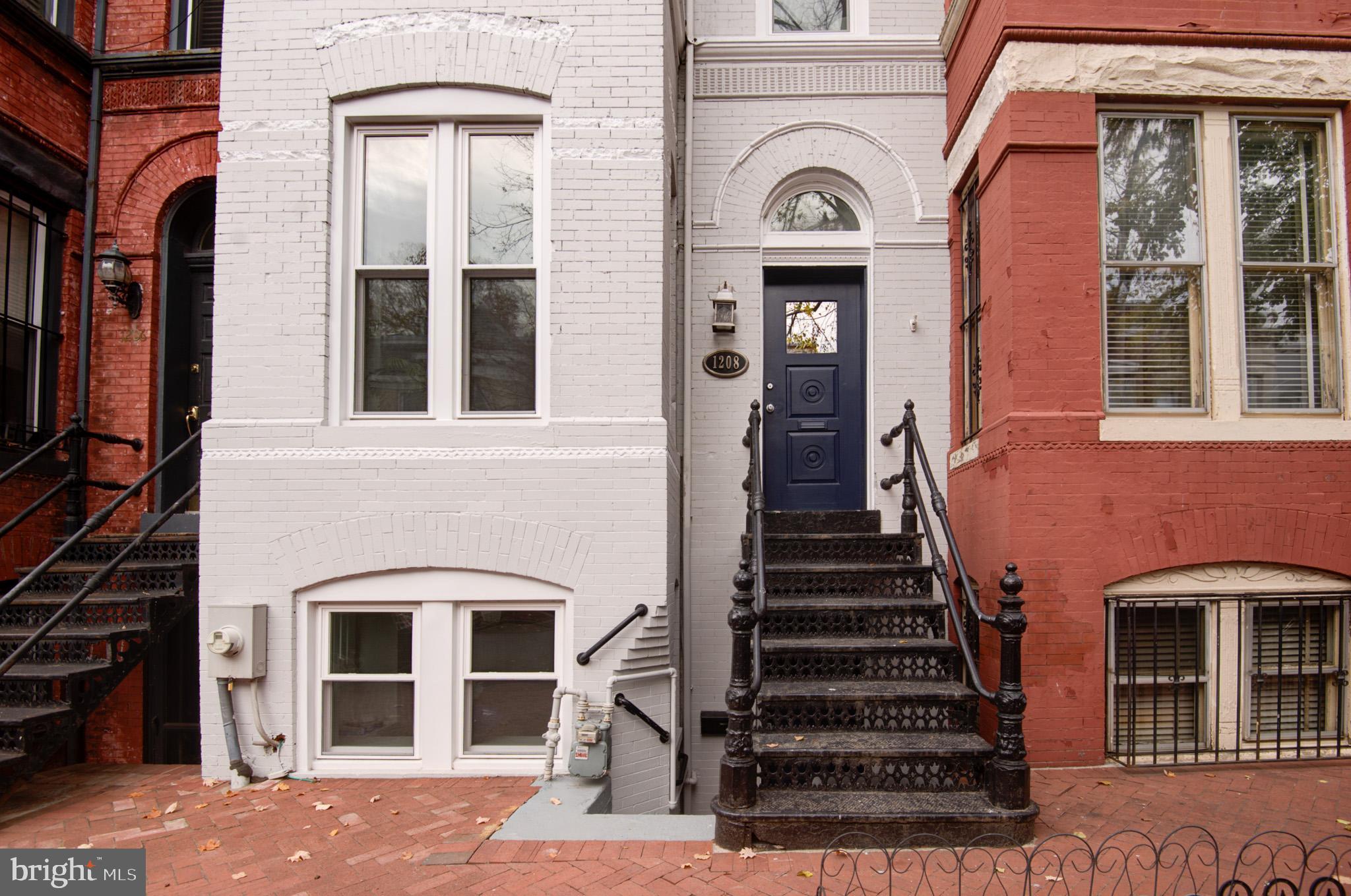 1208 LINDEN PLACE NE