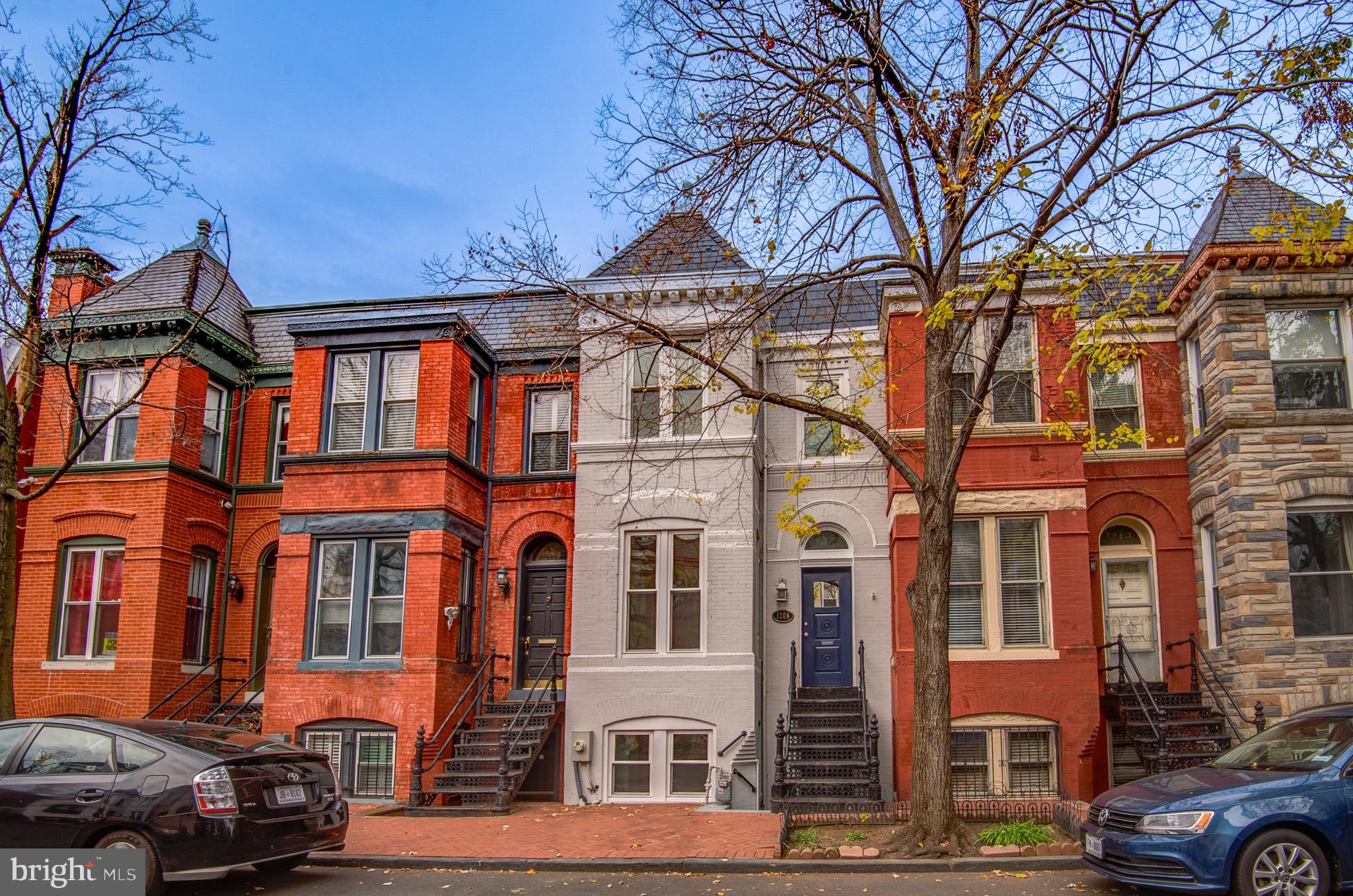 1208 LINDEN PLACE NE