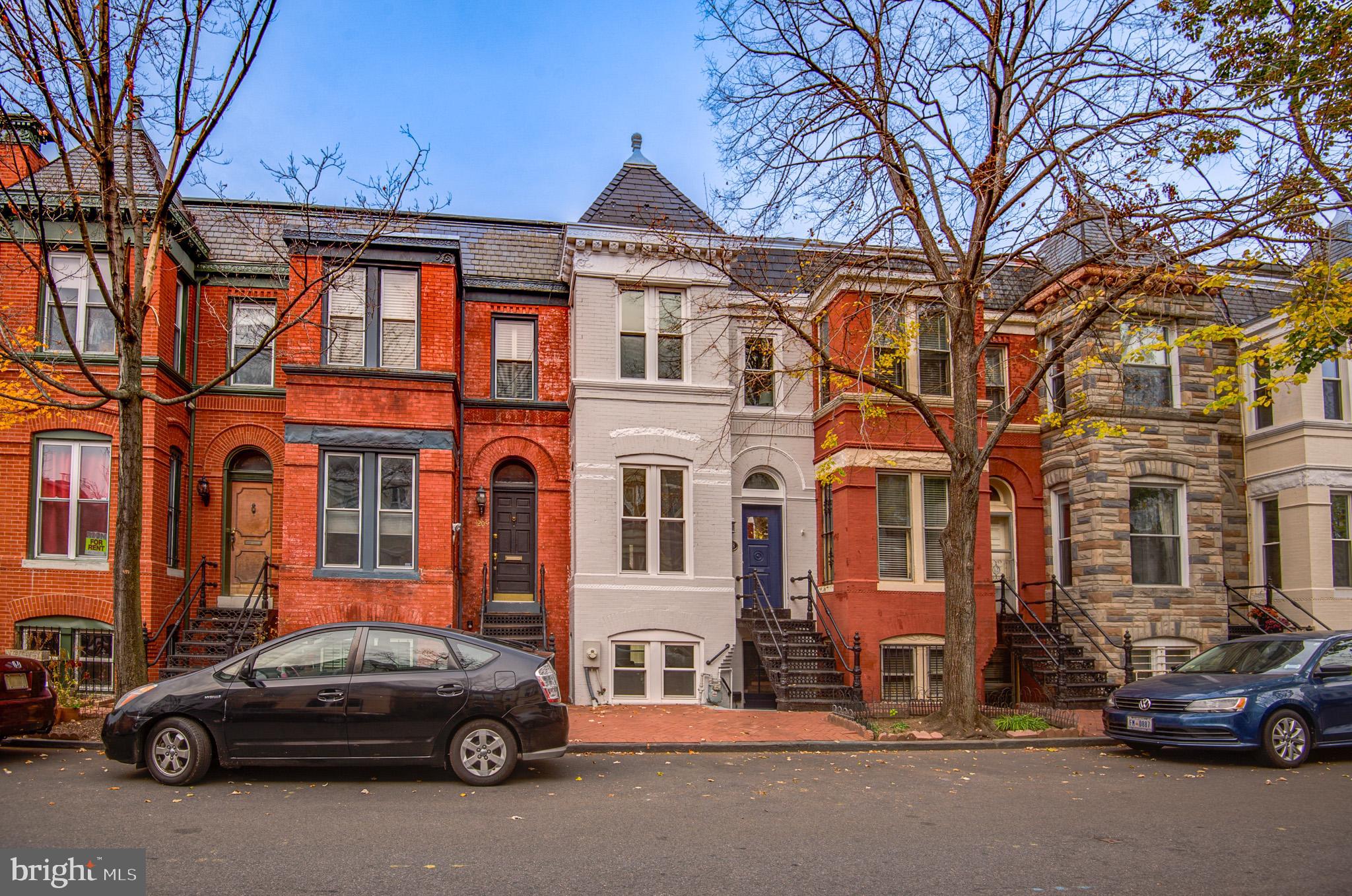 1208 LINDEN PLACE NE