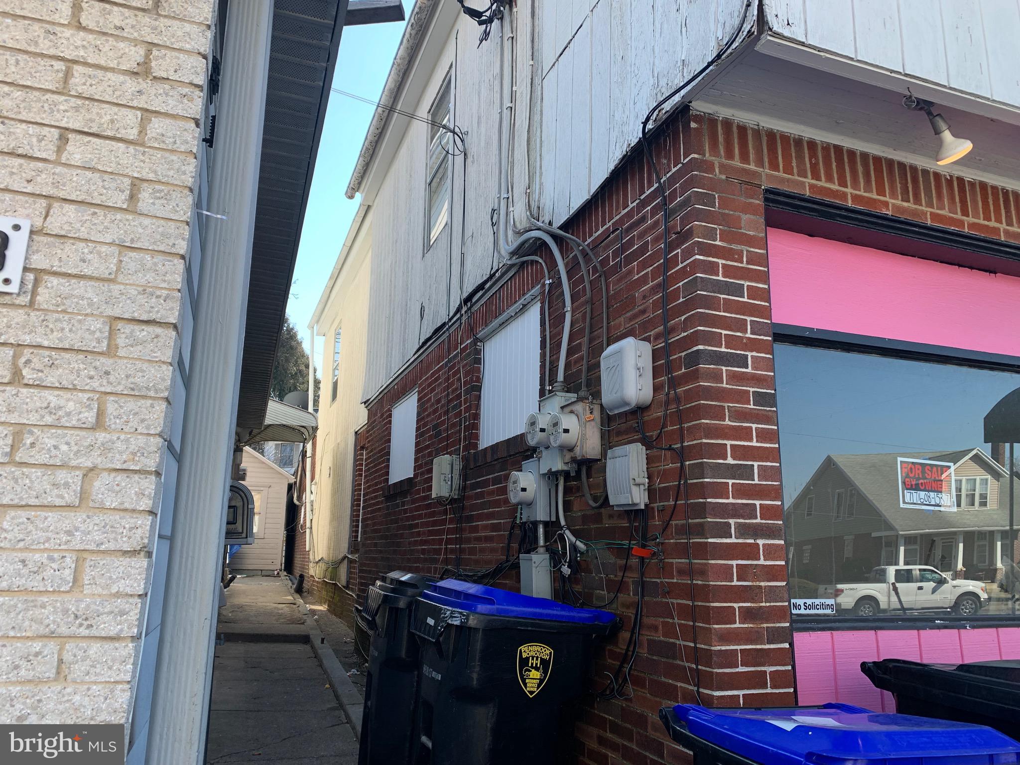 Main image without alt text