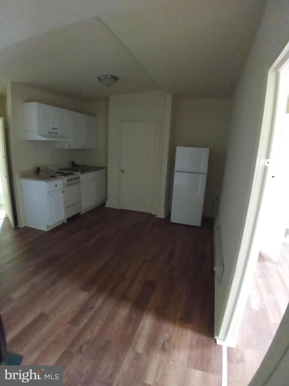 This 3rd-floor 1-bedroom apartment is ready to move in. Near transportation and convenience stores. Asking first, last, and security.