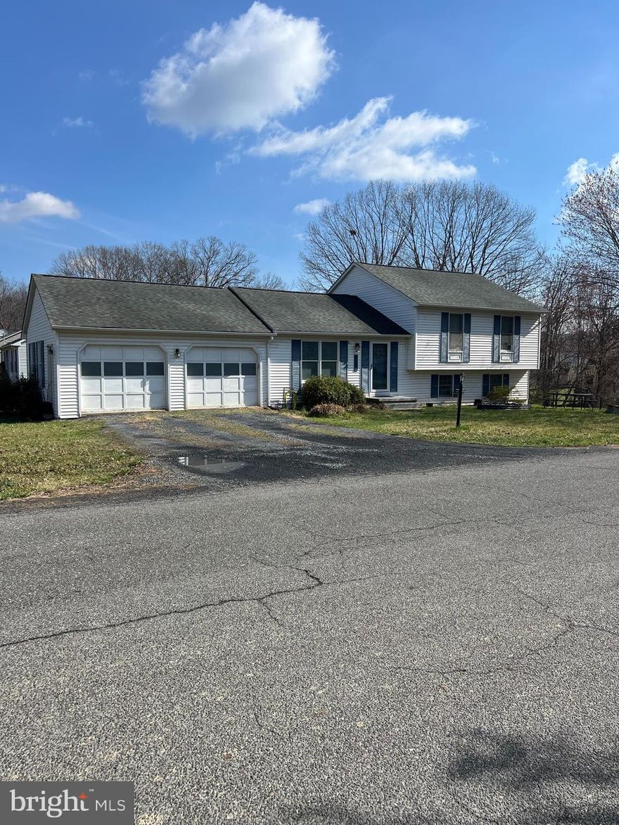 Tri level home with two car garage. Large fenced backyard.  Three bedrooms and 2 baths. 
Needs some TLC.
 PRICED TO SELL