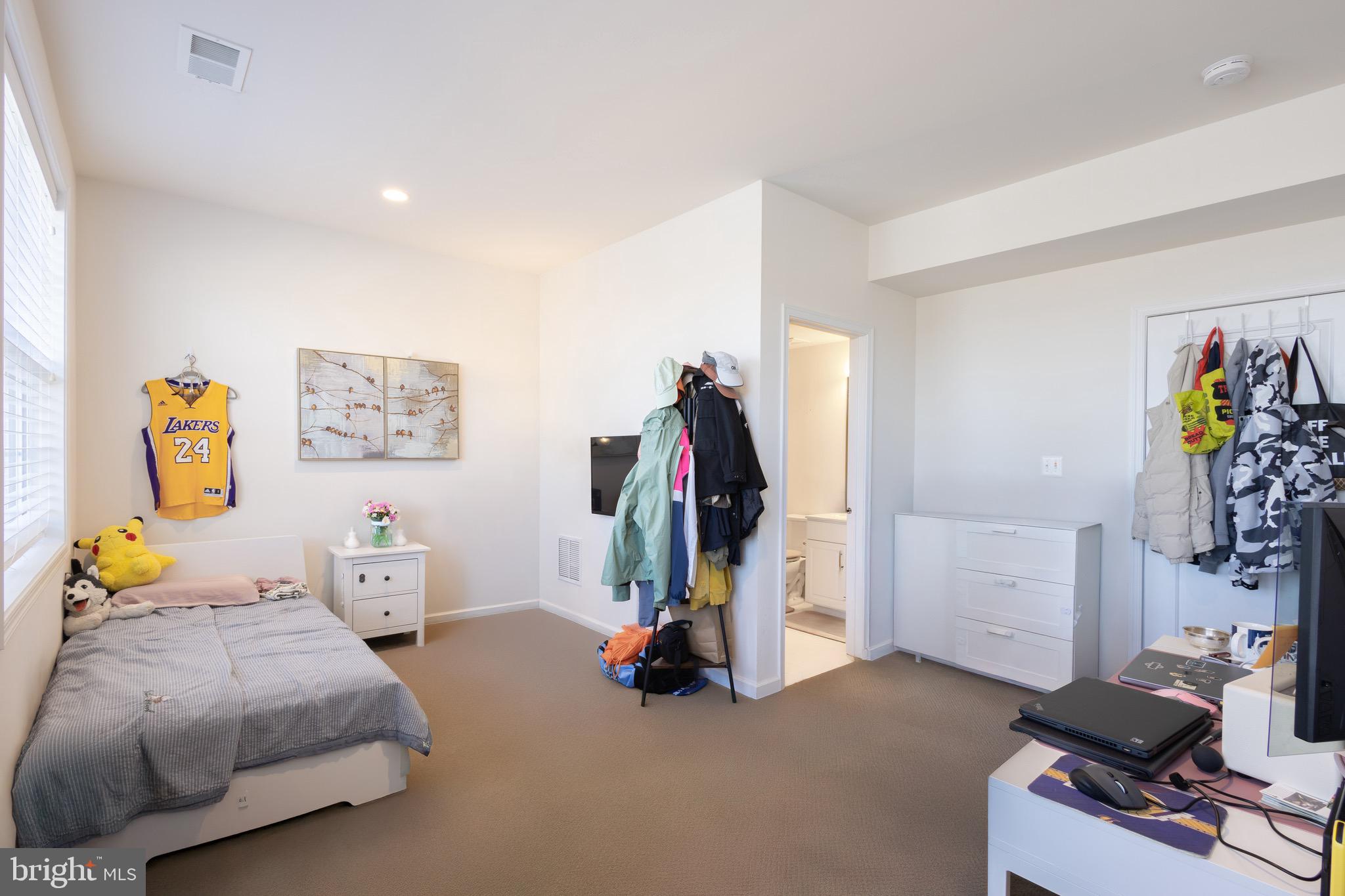 LOUDOUN VALLEY ESTATES 2 - Residential Lease