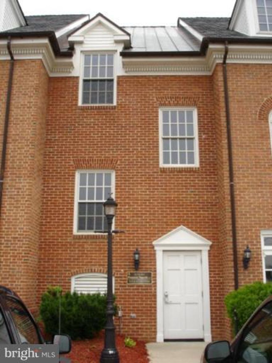 STUDIO APARTMENT ON THE 3RD FLOOR--WALK TO EXCELLENT DINING, ENTERTAINMENT AND SHOPPING! LIVE IN TOWN, EXCEPT IN A NICE QUIET TOWN!!! WELL-KEPT, COMFORTABLE FLOOR PLAN--LARGE BEDROOMS AND LOTS OF CLOSET SPACE--TRASH REMOVAL AND WATER/SEWER INCLUDED IN THE RENT! TAKE A LOOK, YOU'LL BE PLEASANTLY SURPRISED! SORRY, NO PETS...