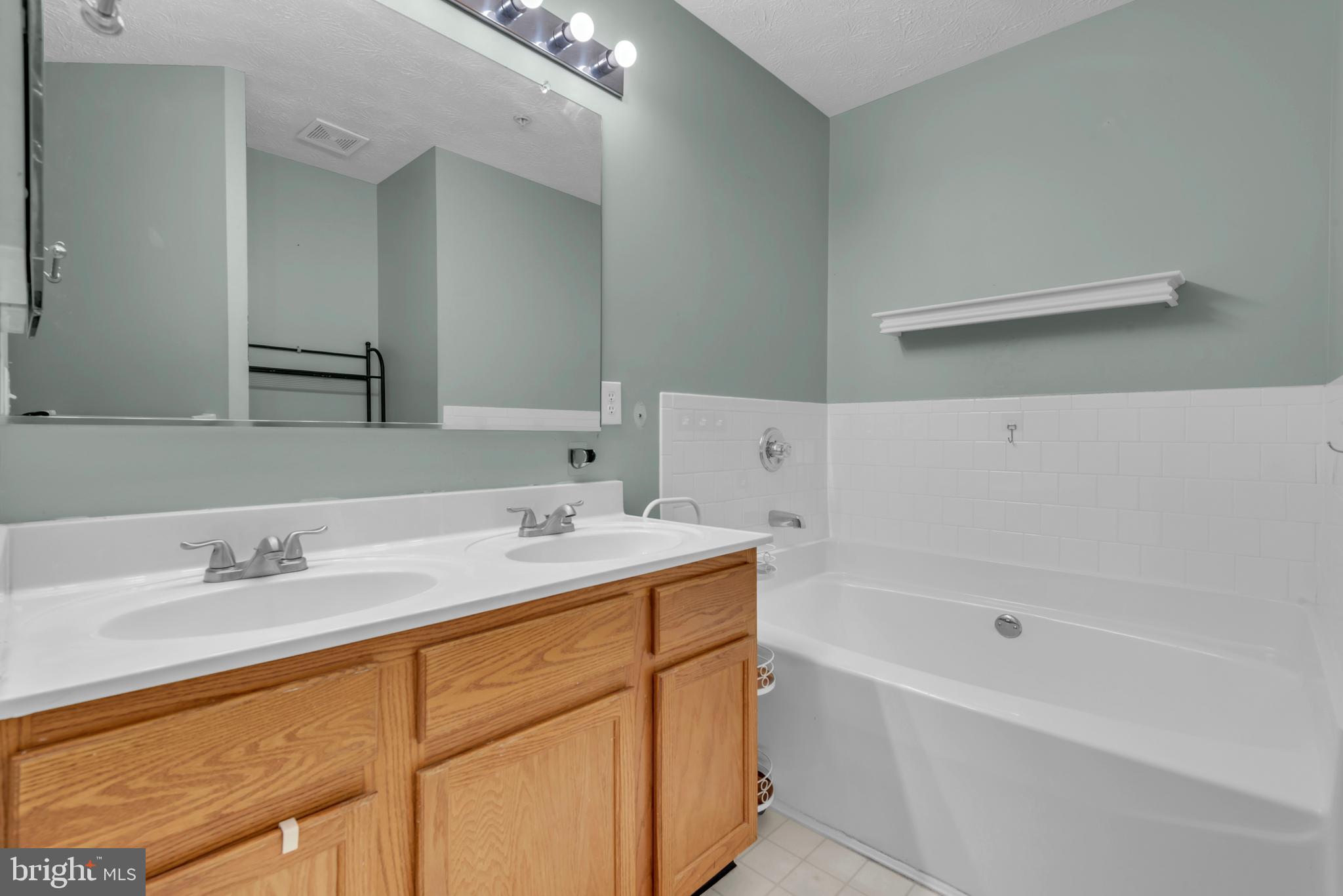 ANNAPOLIS OVERLOOK - Residential