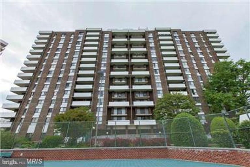 BEST CONDO DEAL IN THE MARKE****BEST PRICED 2 BEDROOM CONDO IN AREA**MUST CALL OWNER TO MAKE APPT. OWNER IS ALWAYS AVAILABLE***HUGE TWO BEDROOM TWO BATHROOM CONDO IN HIGHLY SOUGHT AFTER TEMPLETON CONDOS BUILDING. VERY SPACIOUS FLOOR PLAN, NEWER CARPET, NEWER KITCHEN TO INCLUDE GRANITE COUNTER TOPS AND NEW FRIDGE, RECENTLY PAINTED.  BUILDING HAS POOL AND TENNIS COURTS.