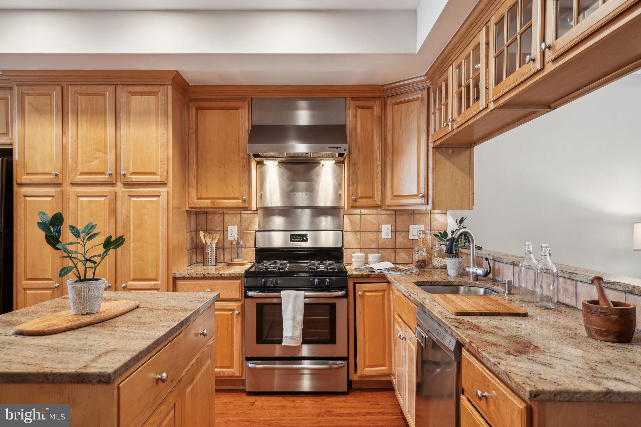 QUEEN VILLAGE - Residential