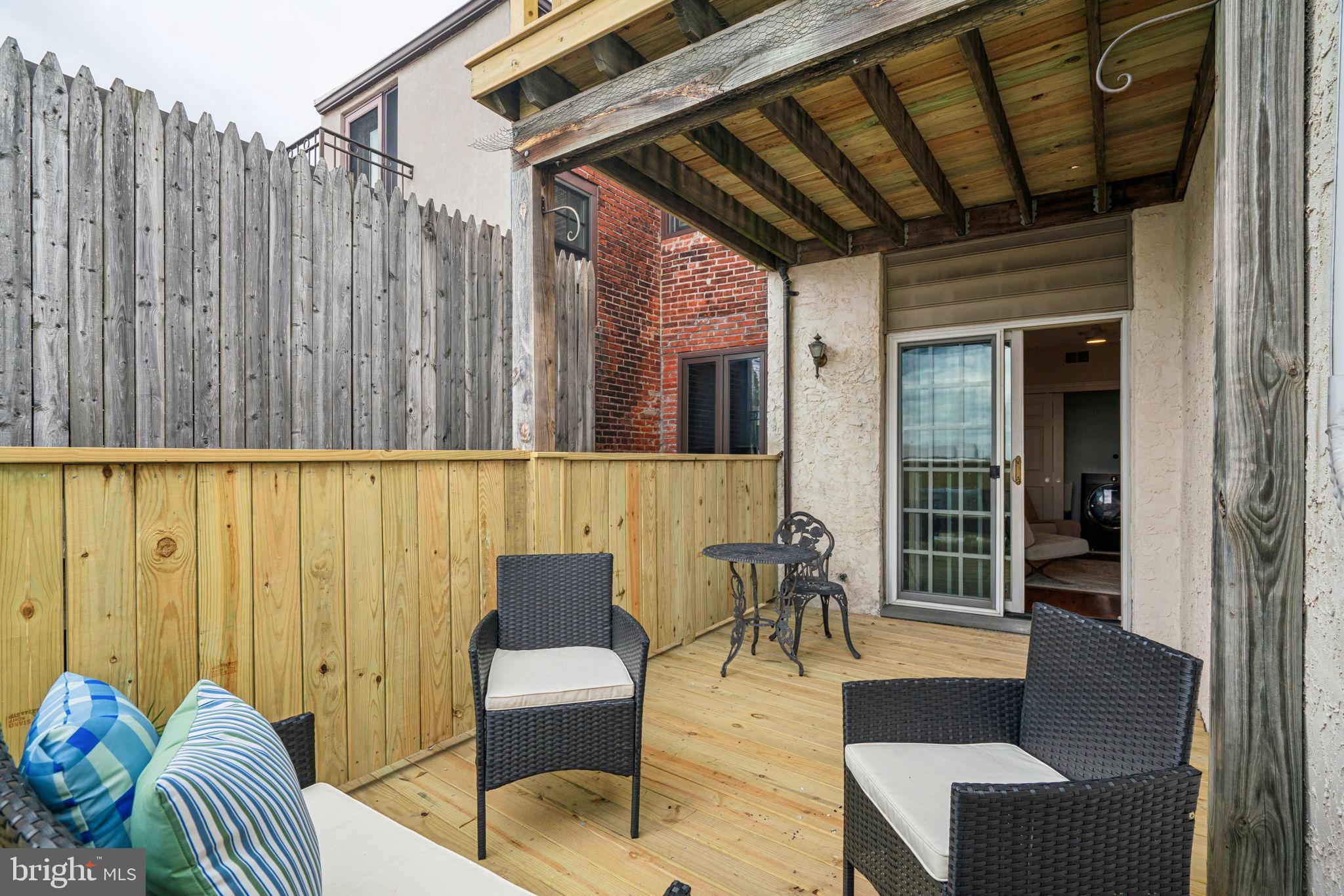 QUEEN VILLAGE - Residential