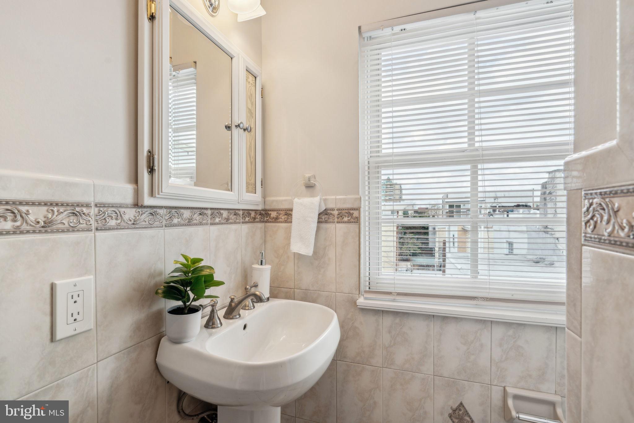 QUEEN VILLAGE - Residential