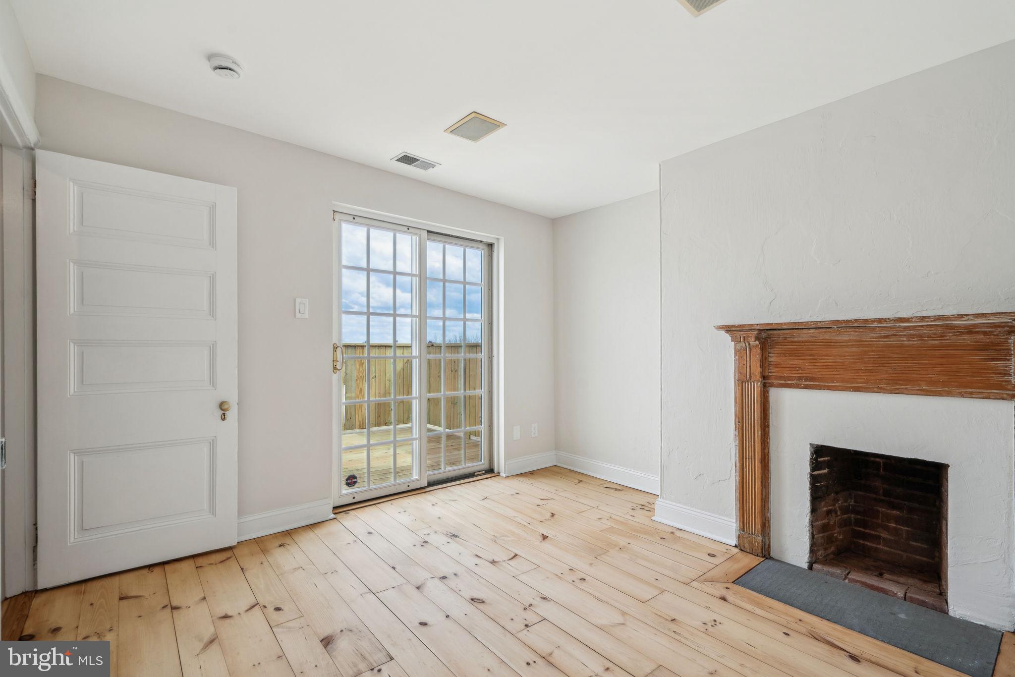 QUEEN VILLAGE - Residential