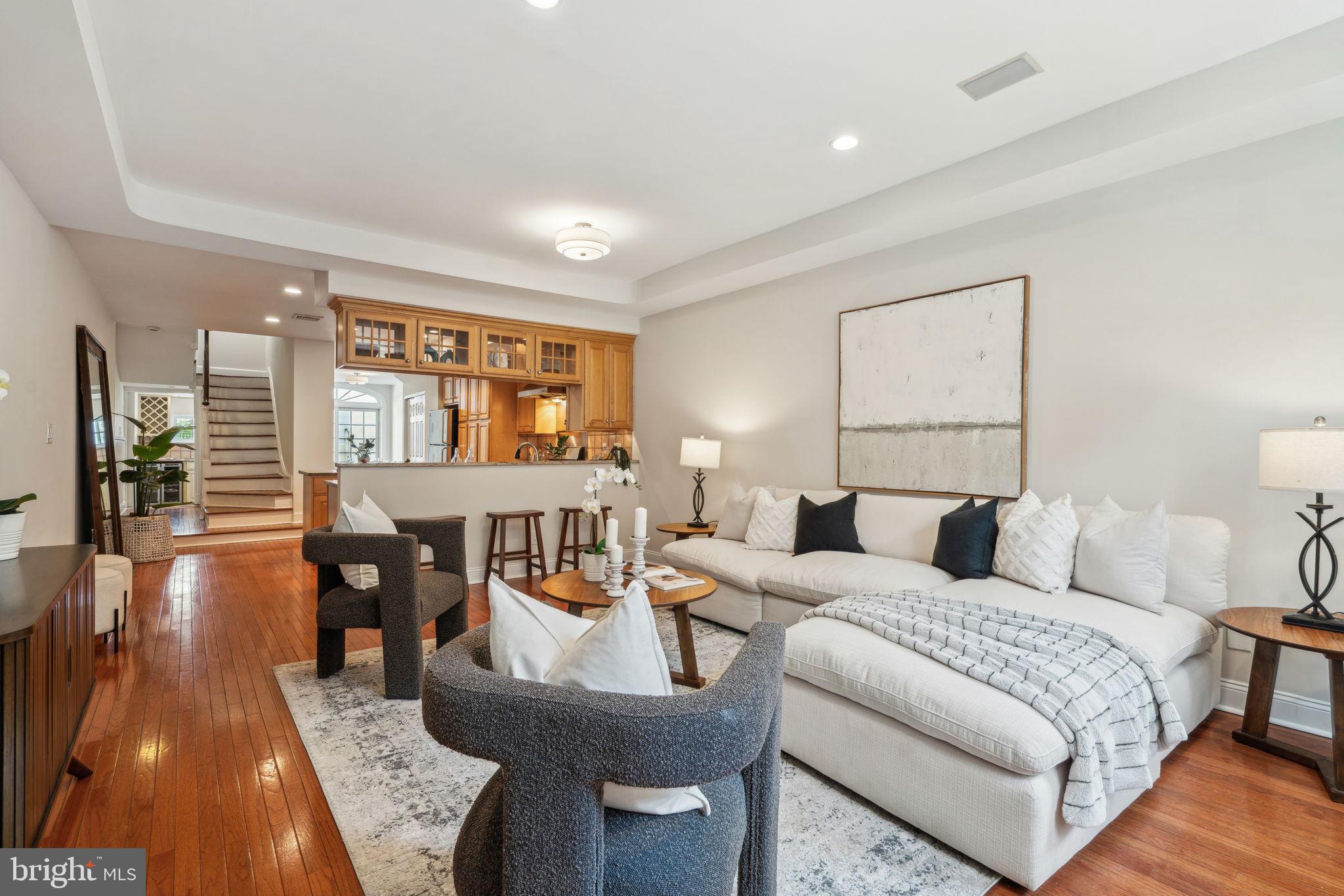 QUEEN VILLAGE - Residential