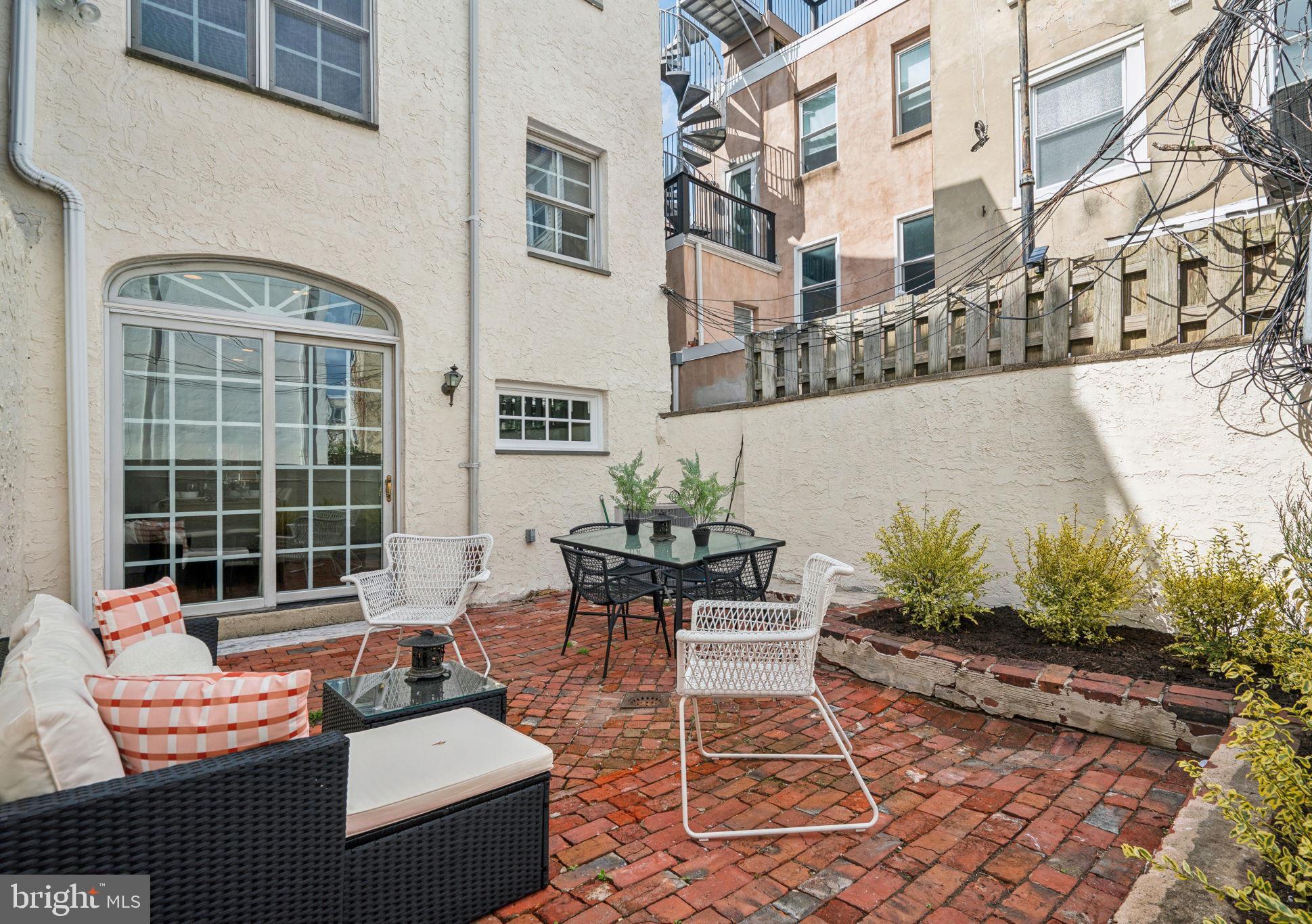 QUEEN VILLAGE - Residential