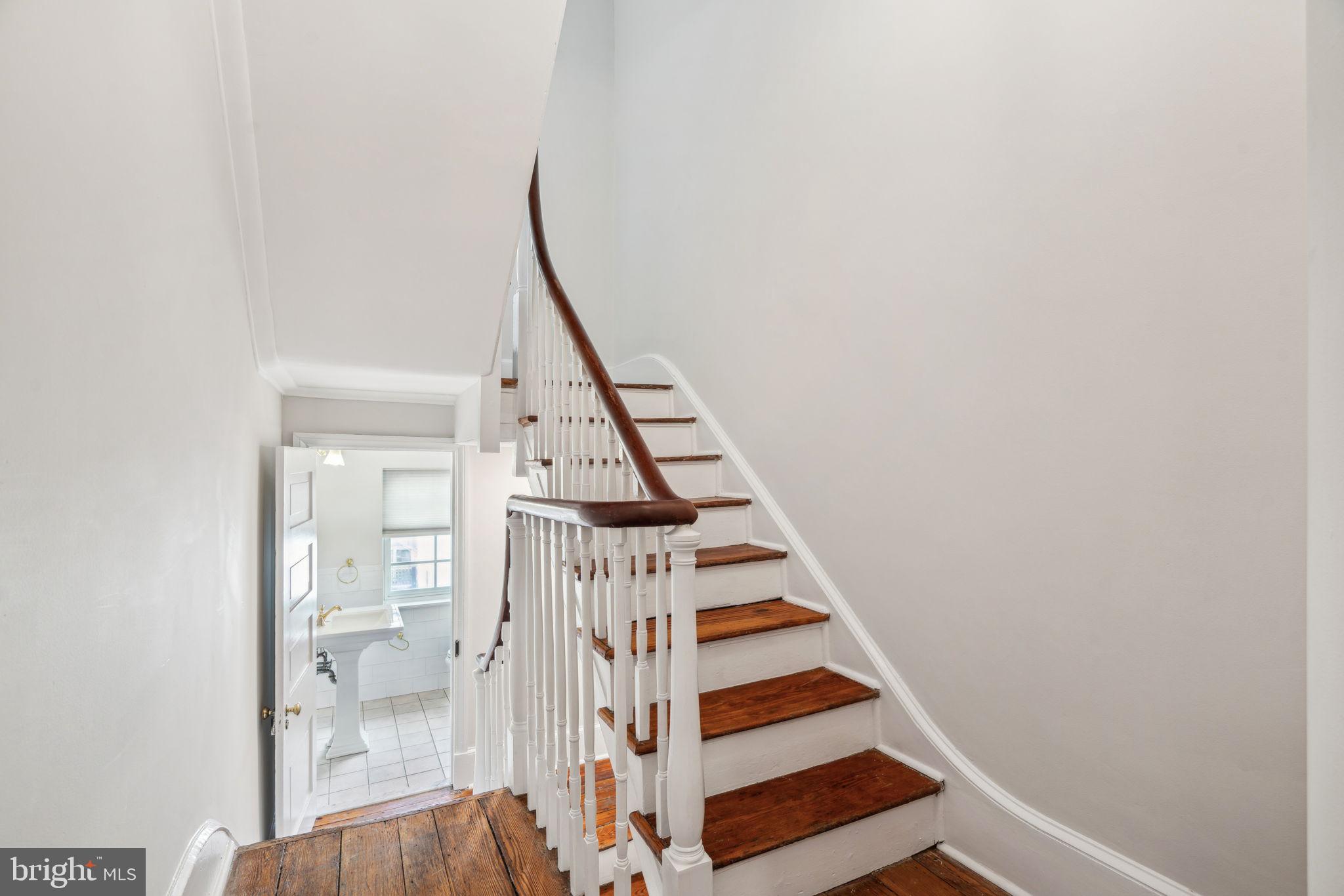 QUEEN VILLAGE - Residential