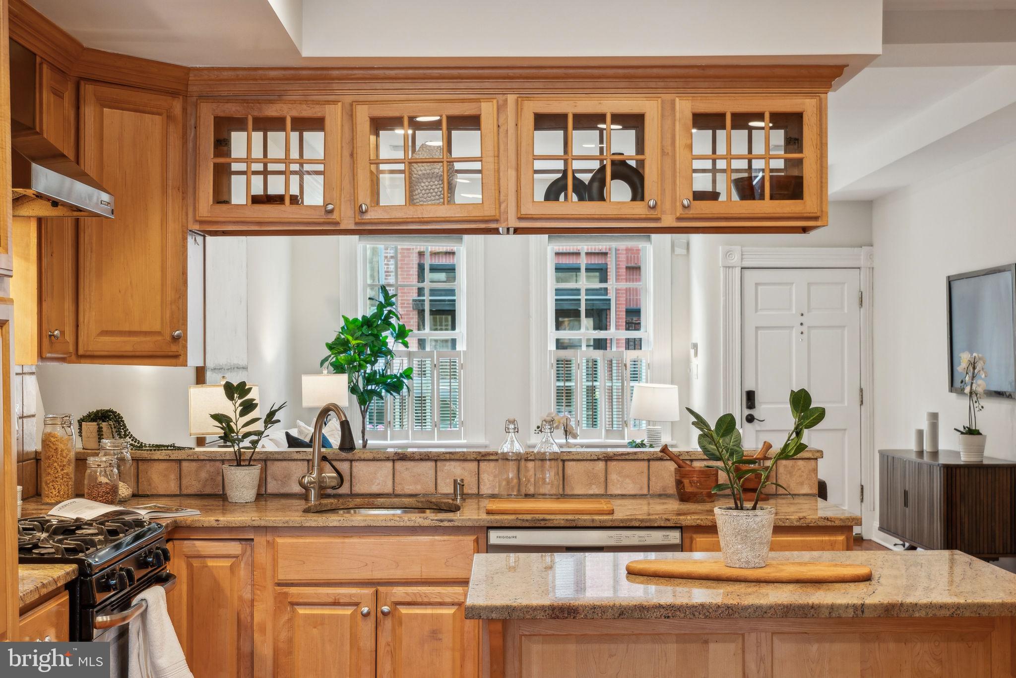 QUEEN VILLAGE - Residential