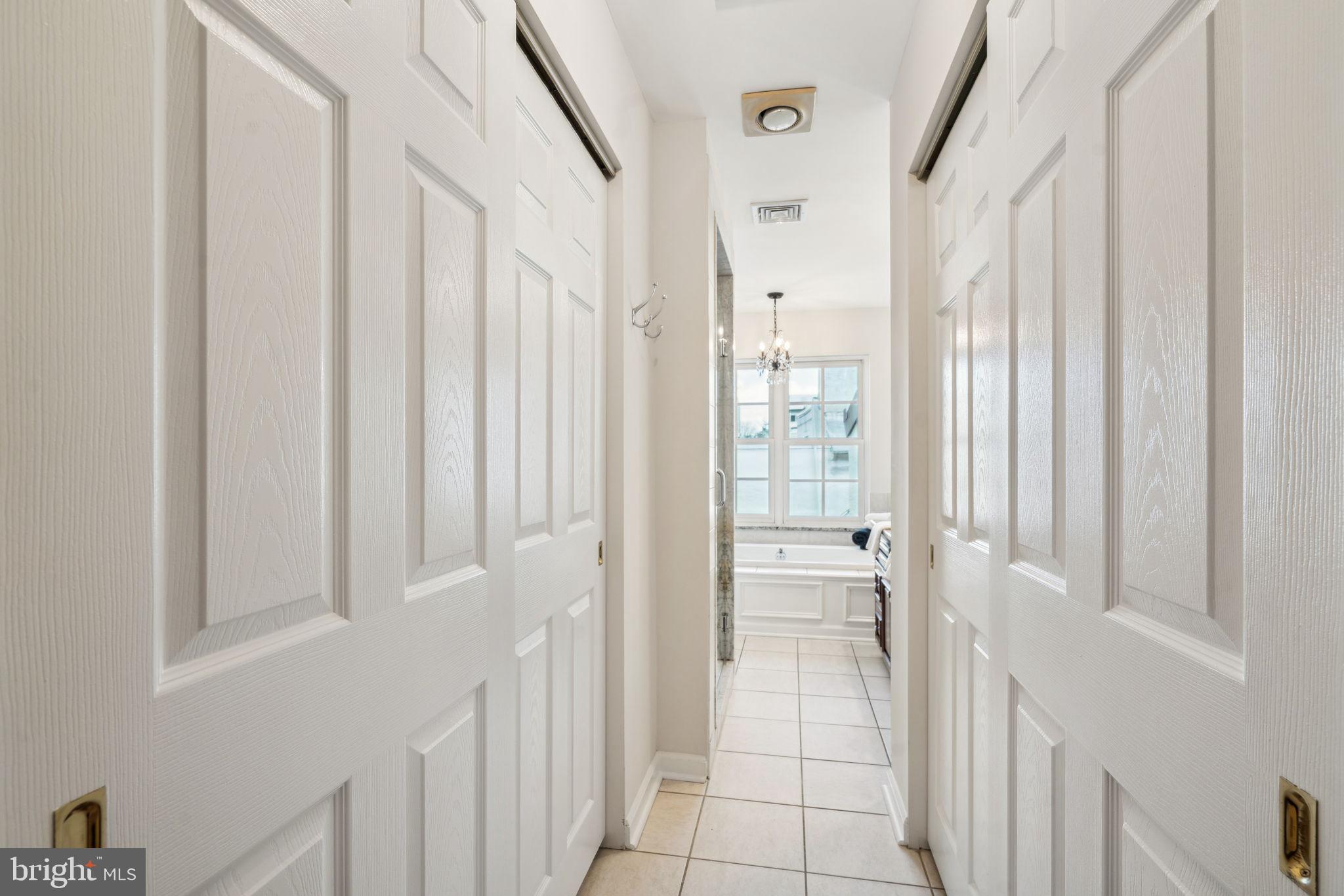 QUEEN VILLAGE - Residential