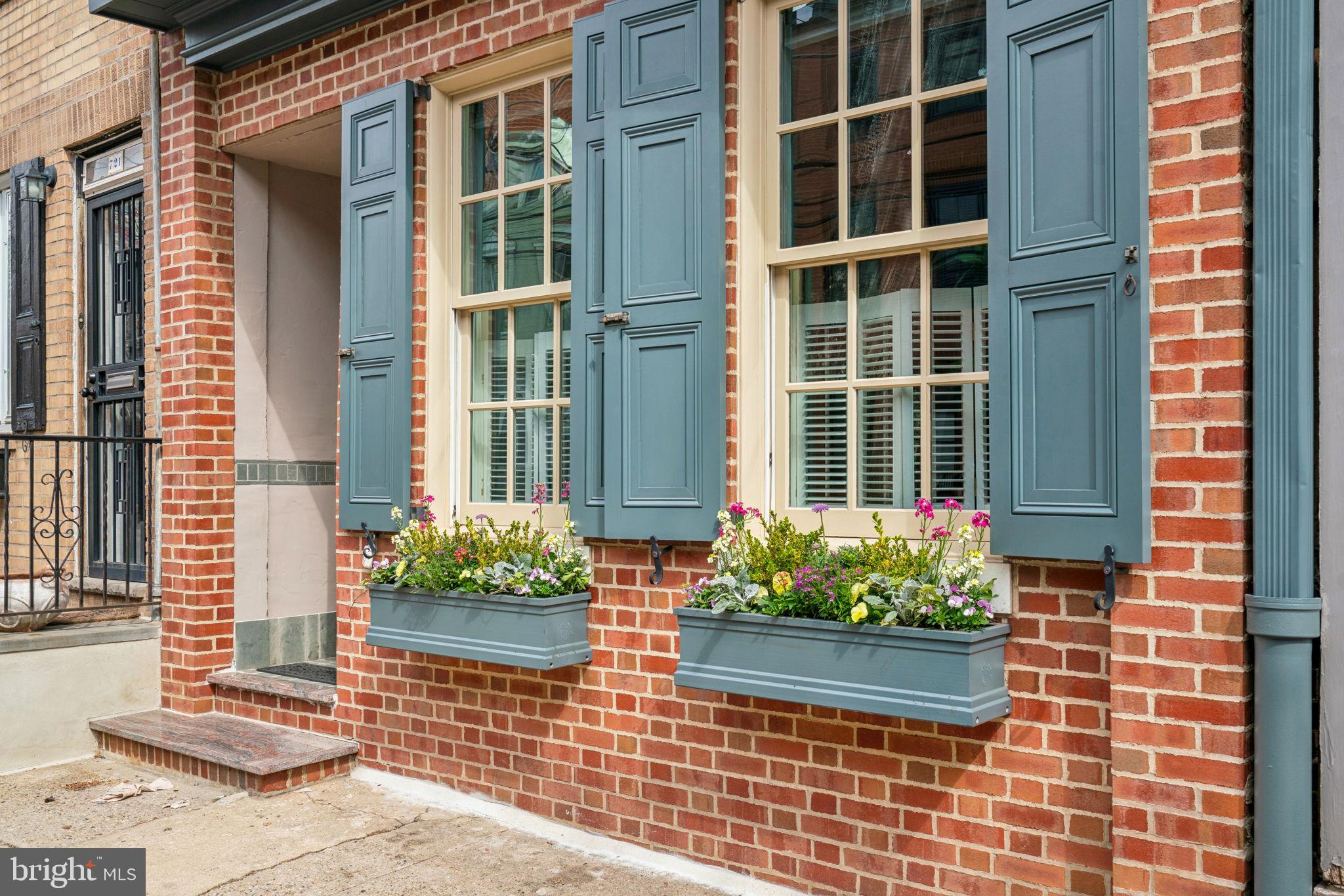 QUEEN VILLAGE - Residential