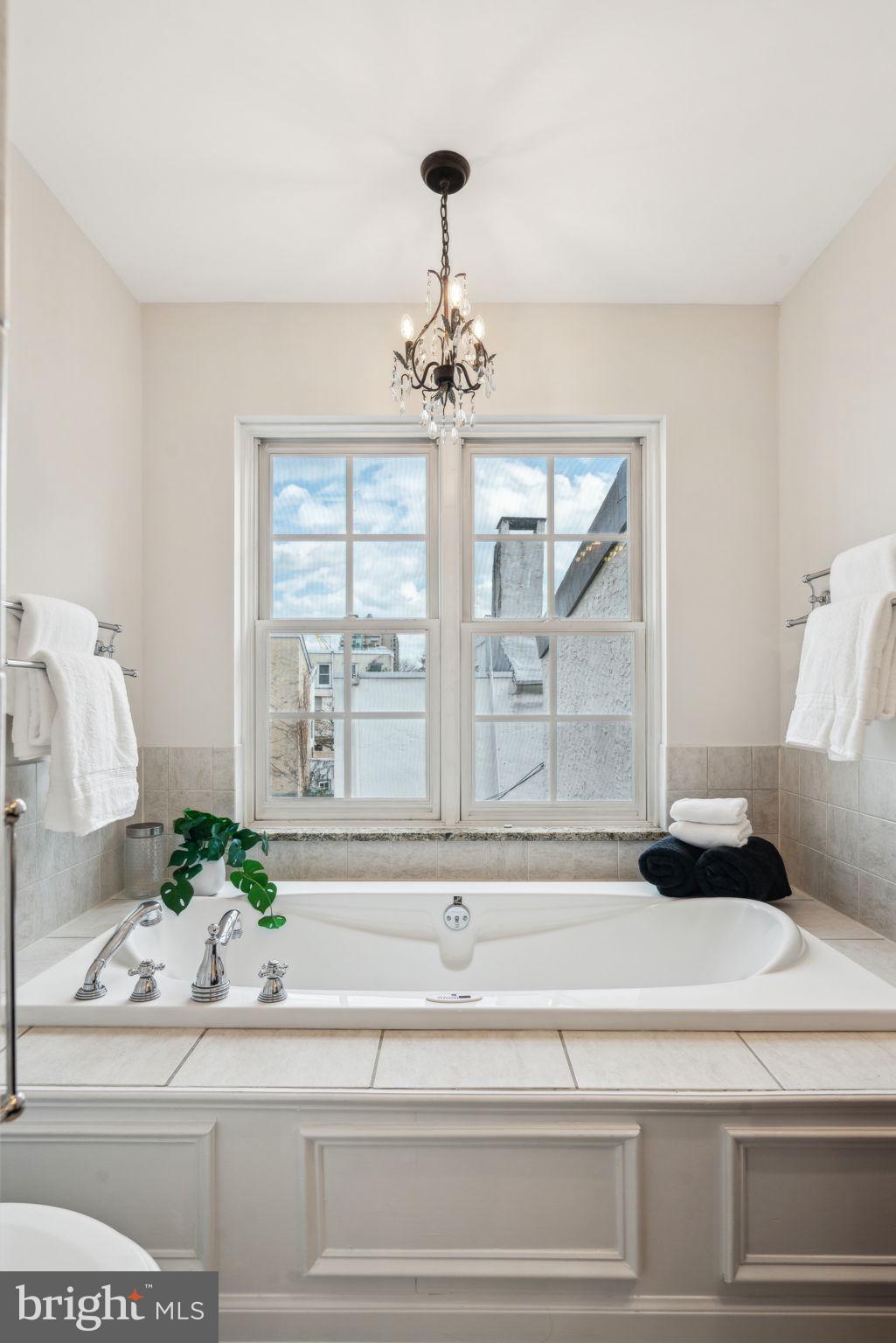 QUEEN VILLAGE - Residential