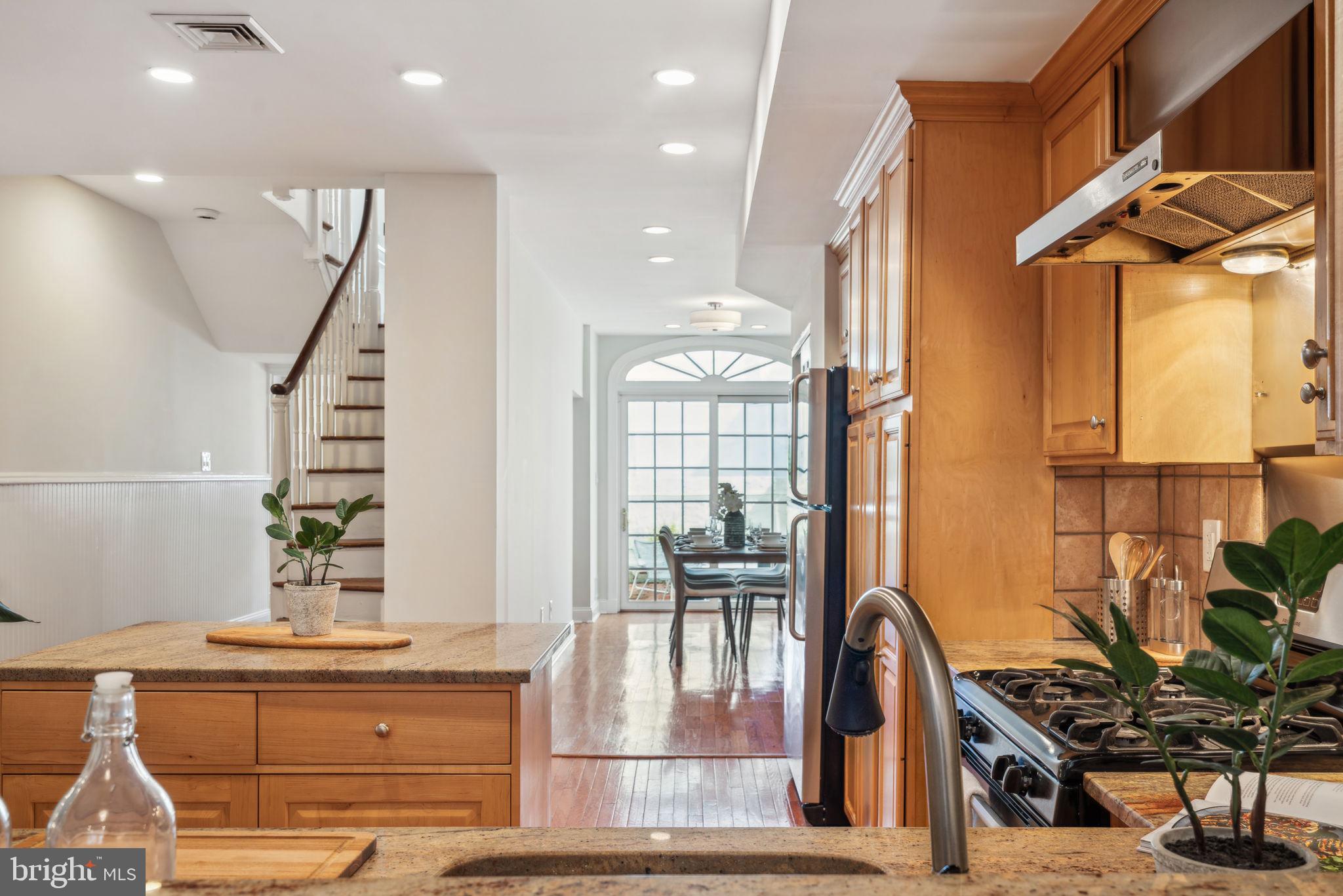 QUEEN VILLAGE - Residential