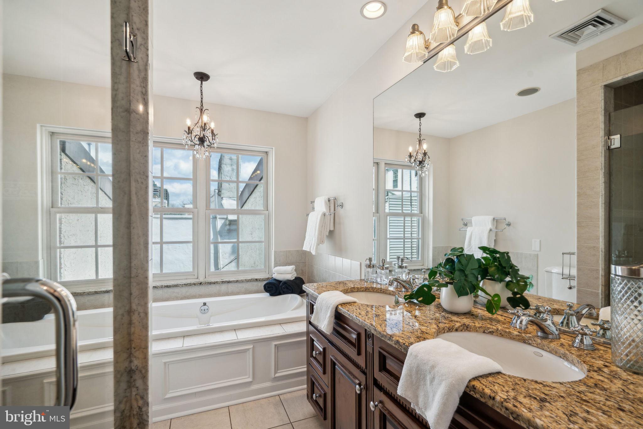 QUEEN VILLAGE - Residential