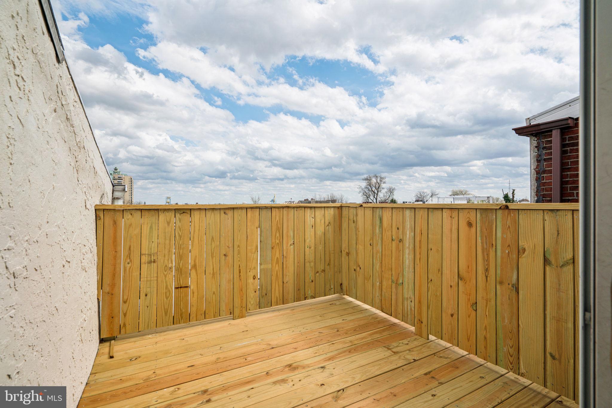 QUEEN VILLAGE - Residential