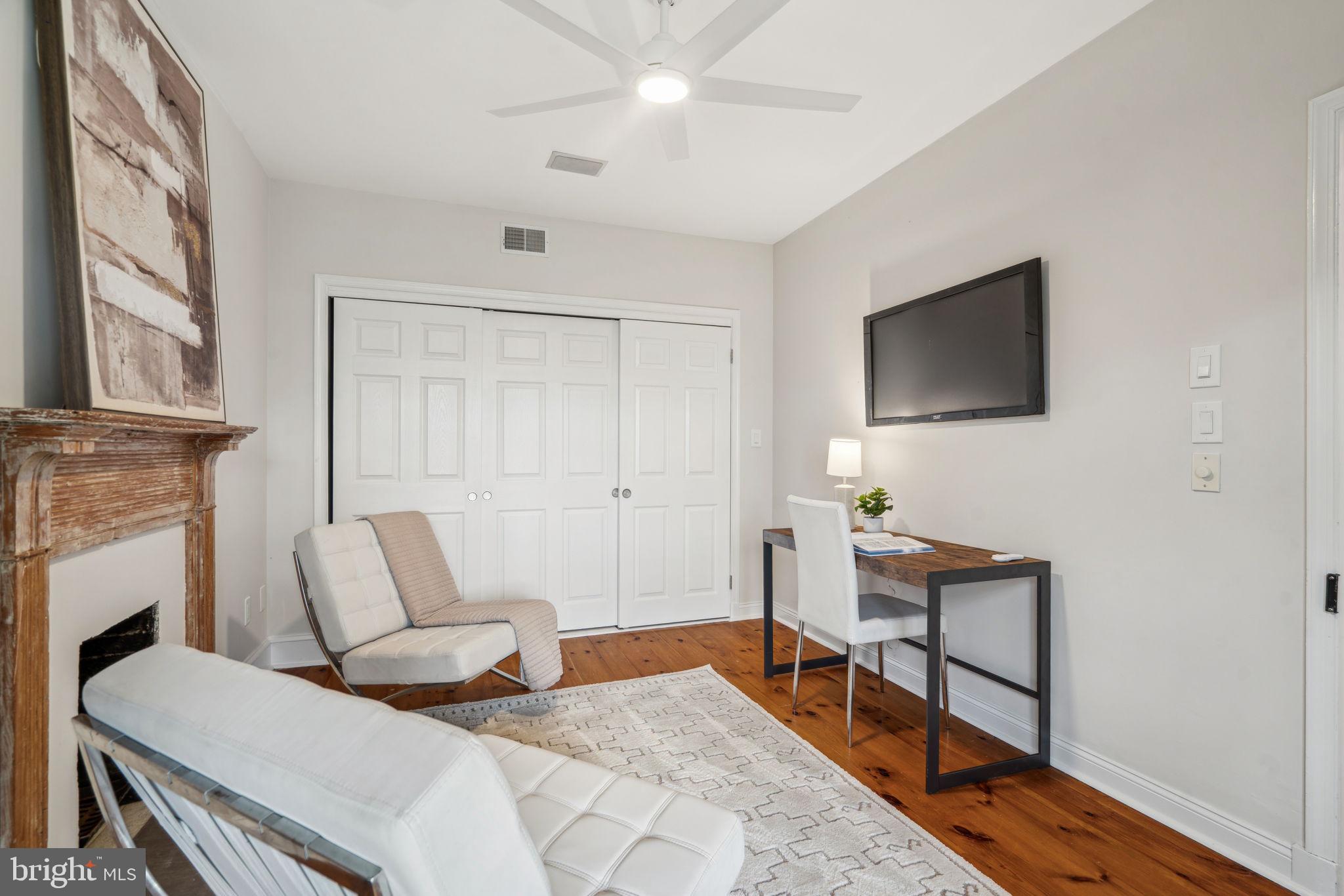 QUEEN VILLAGE - Residential