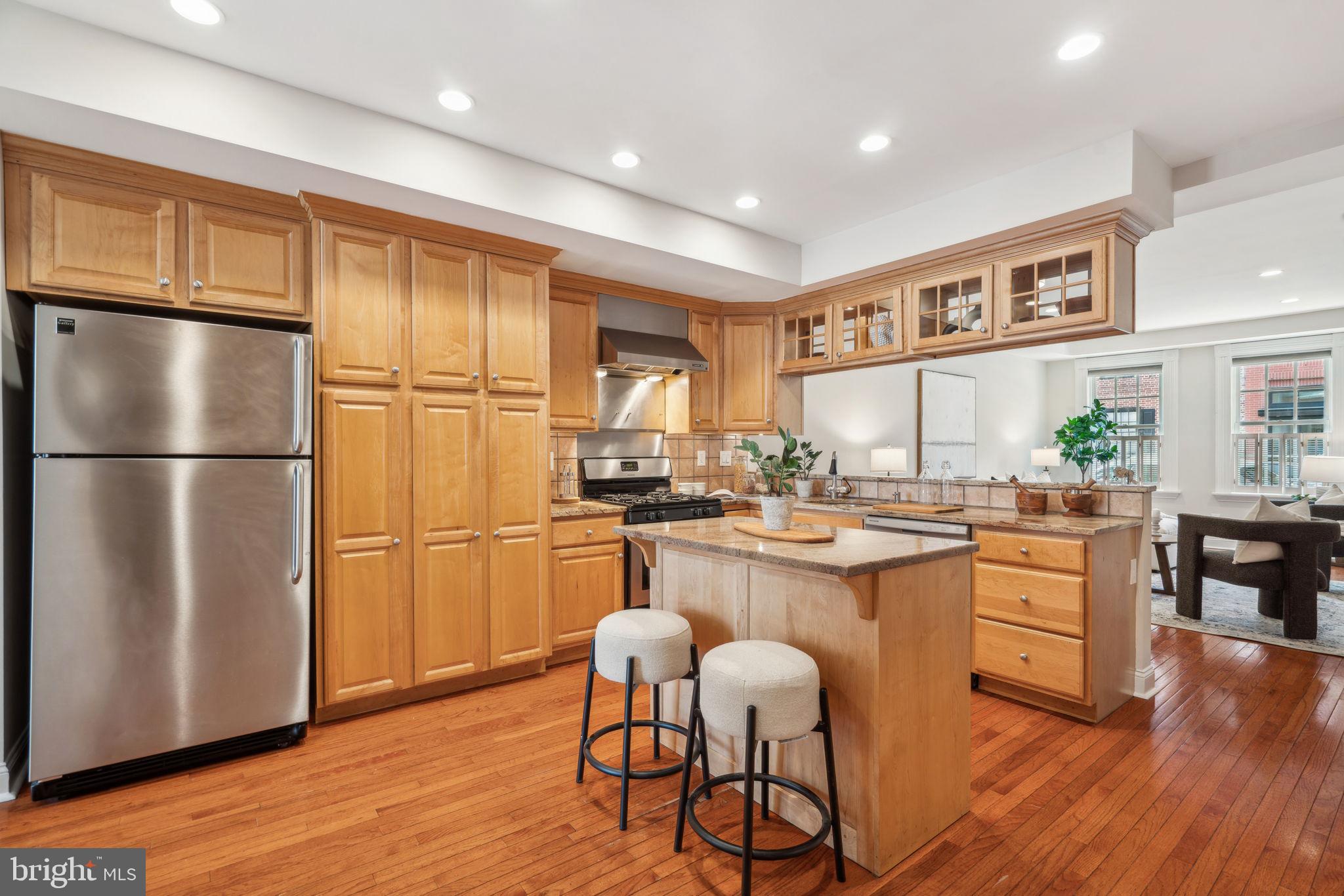 QUEEN VILLAGE - Residential