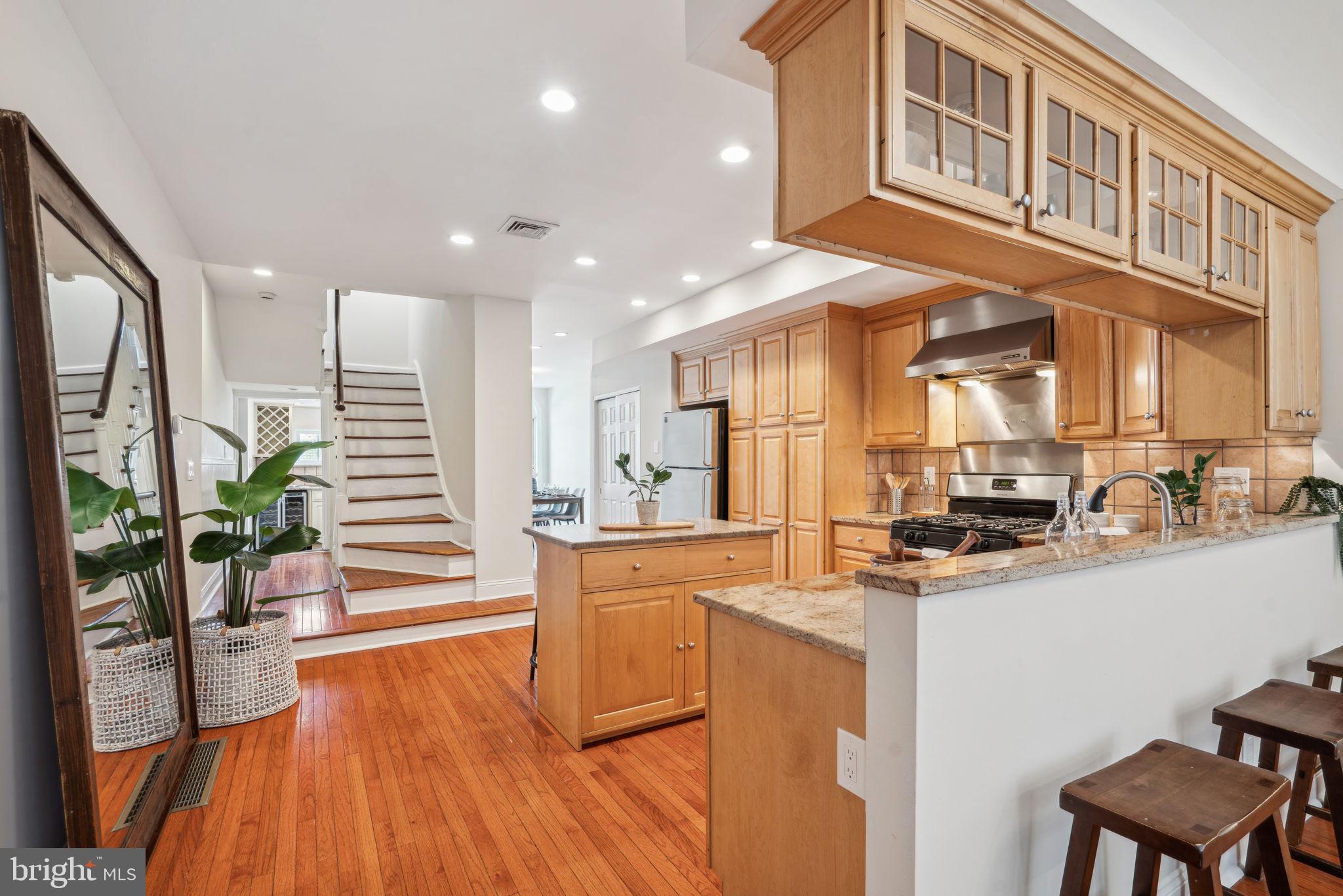 QUEEN VILLAGE - Residential