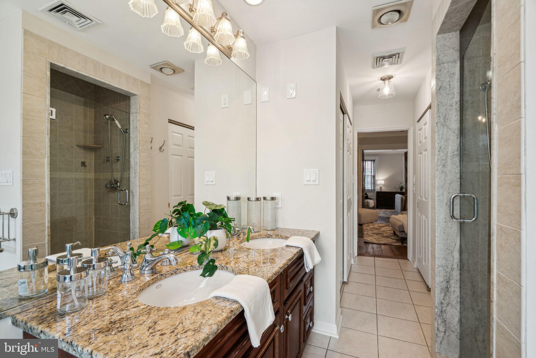 QUEEN VILLAGE - Residential