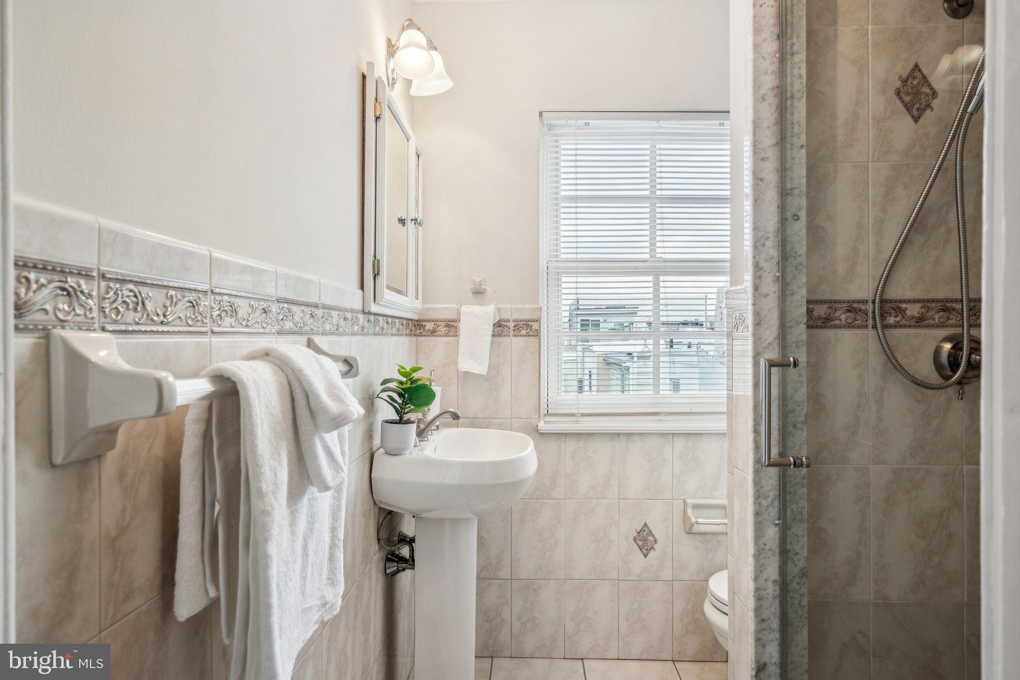 QUEEN VILLAGE - Residential