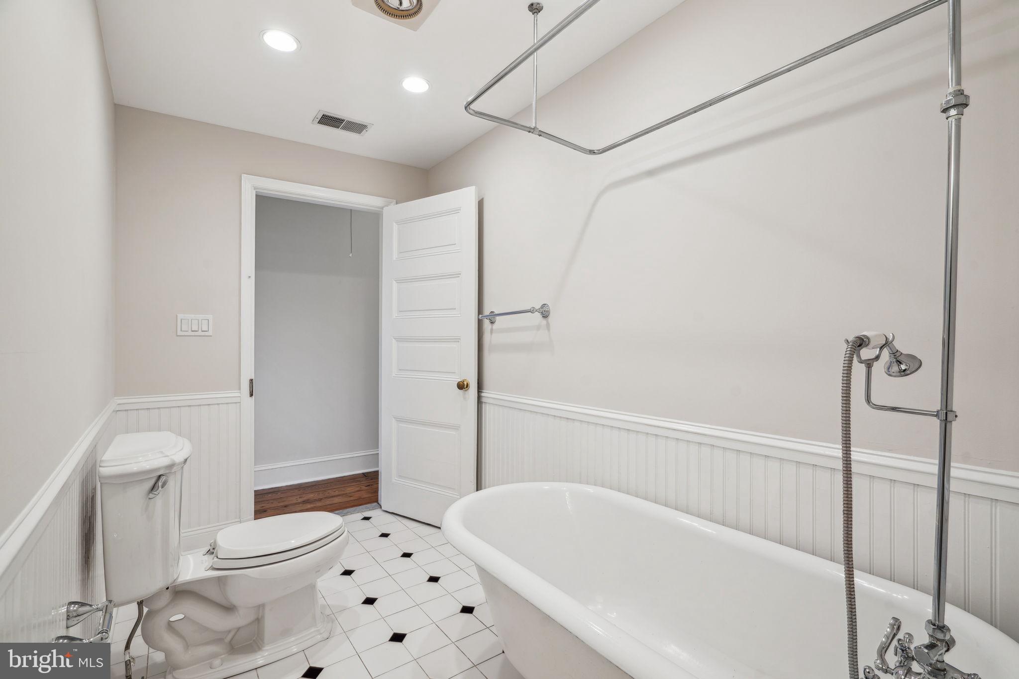 QUEEN VILLAGE - Residential