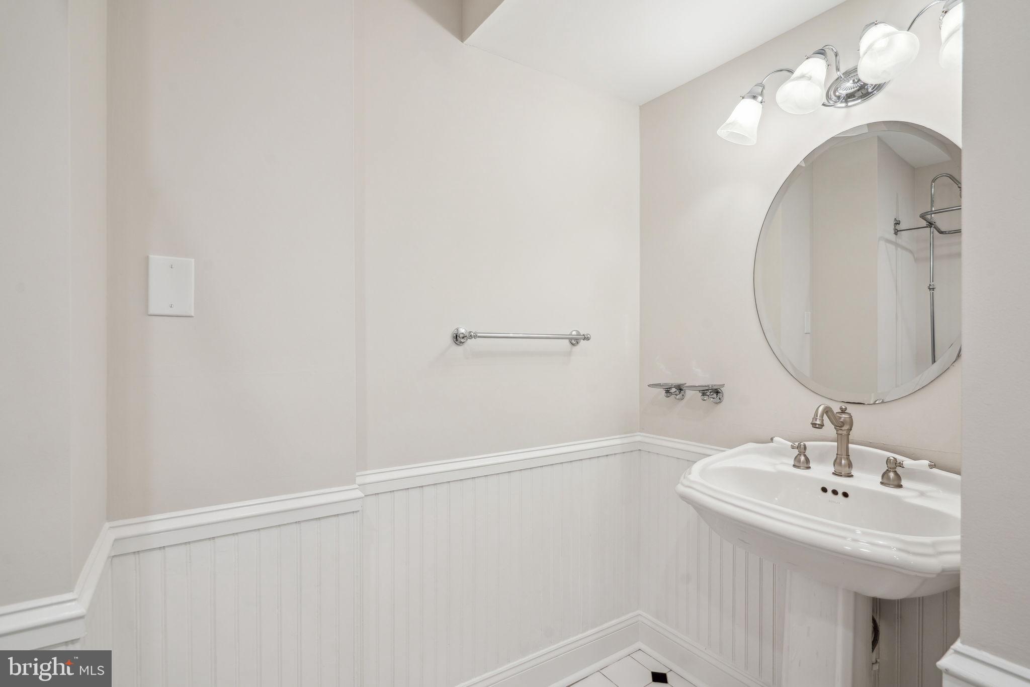 QUEEN VILLAGE - Residential