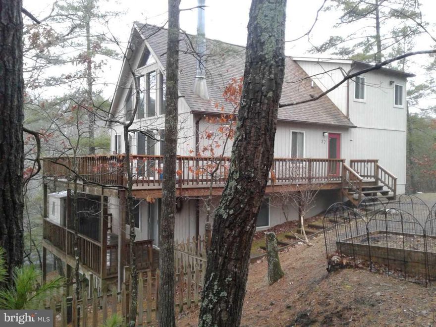 Beautiful 2 1/2 level-Chalet features stainless kitchen appliances, upgraded windows, cathedral ceilings, tinted upper windows in LR & wood burning fireplace. Upstairs master bedroom has double sinks in vanity & a balcony to enjoy the fresh air. Skylights add natural light to stairway & master bath. A 16'X16' dog run makes it very pet friendly & removable fence panels will open to ease move in.