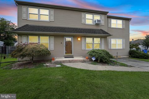 Homes For Sale - 93 Wellington Place<br/> BURLINGTON, NJ 08016