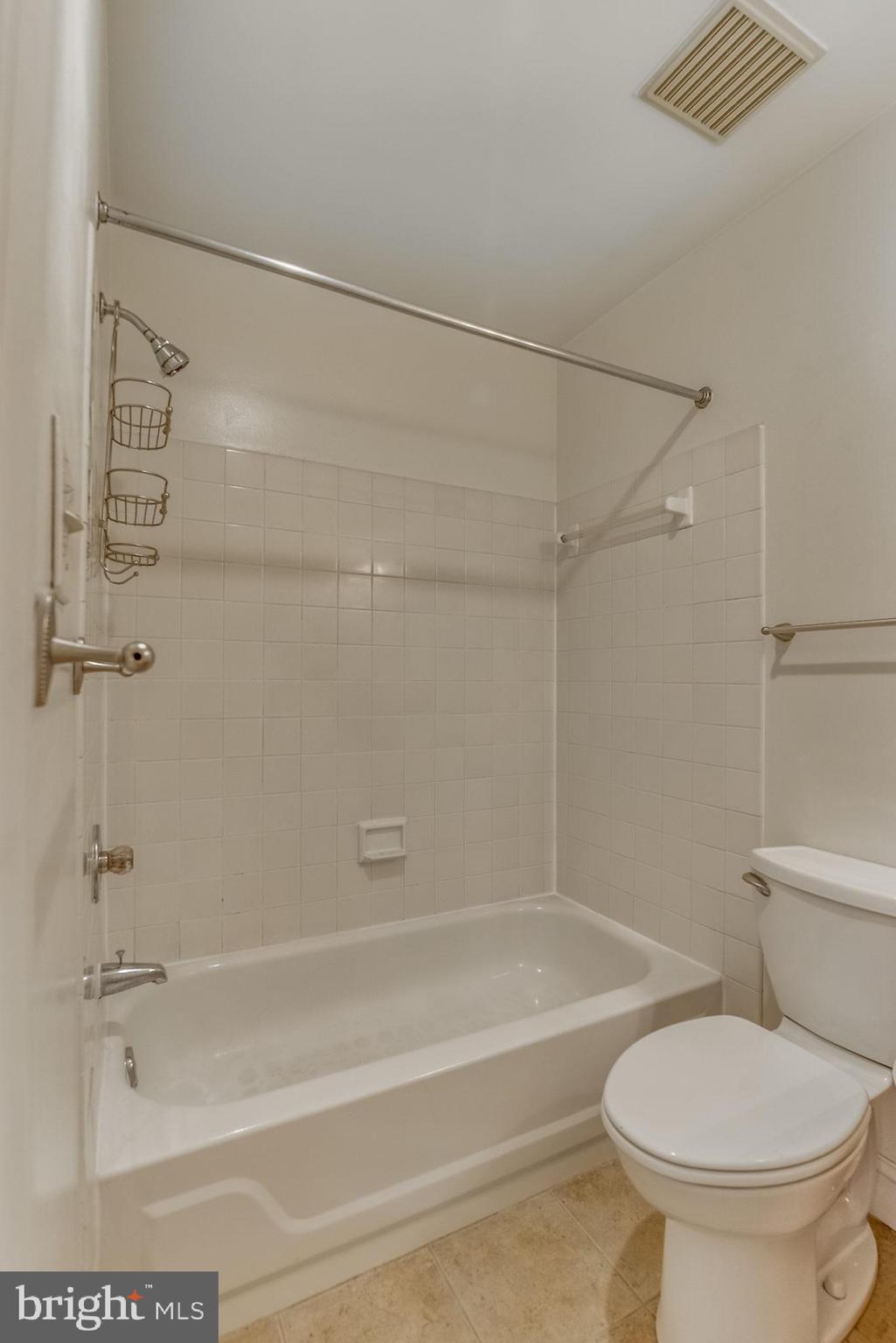 TOBACCO QUAY - Residential Lease