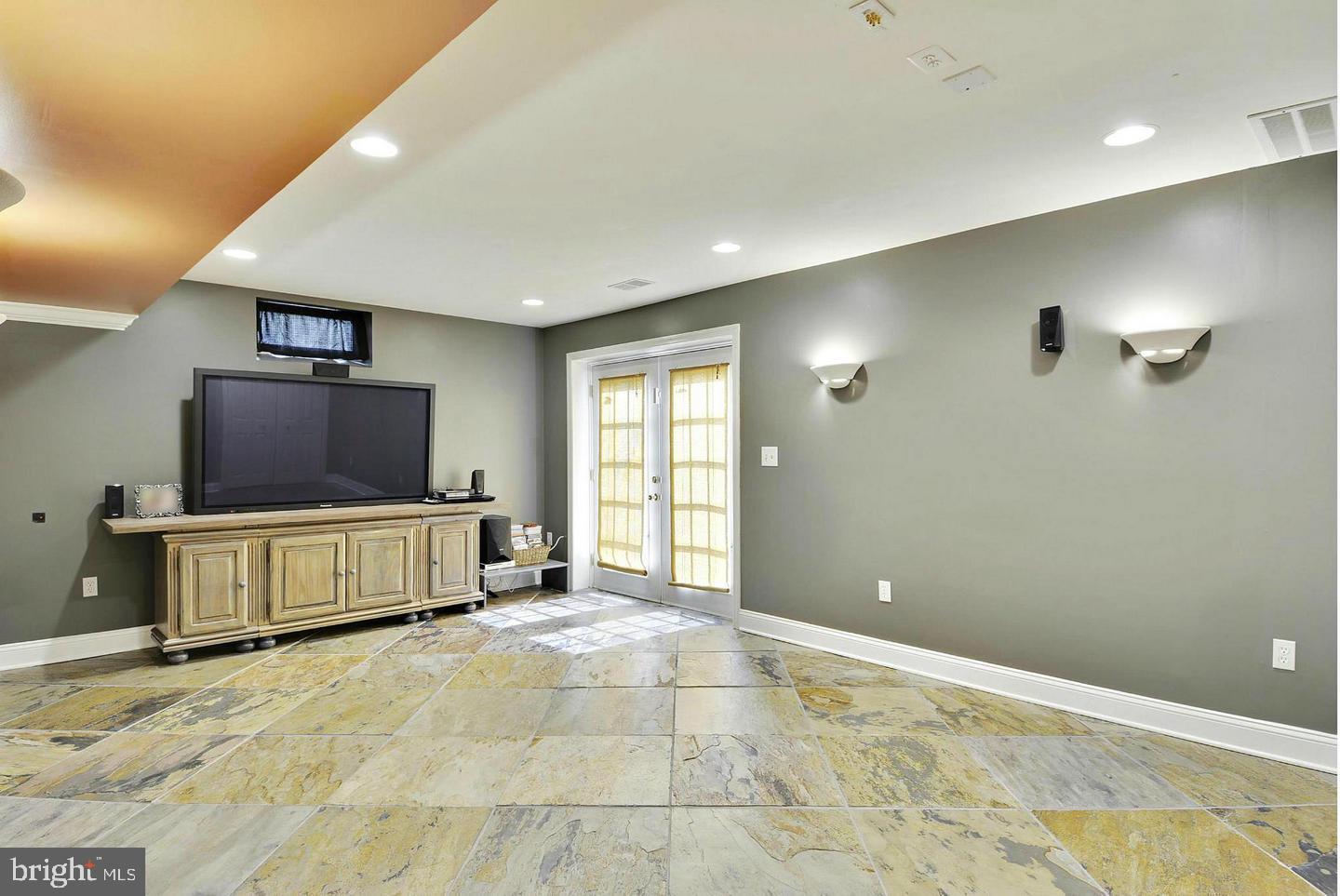 OLD WATERFORD KNOLL - Residential Lease