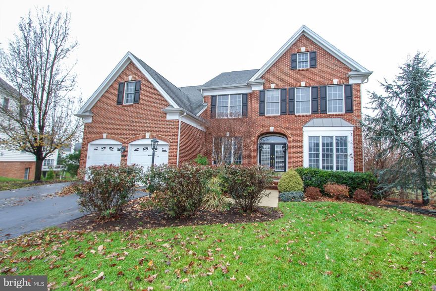 Unique Cul-De-Sac homesite backs to Golf Course & Pond! Lg fenced yd & spacious deck in Dominion Valley. Glowing Hdwd main lvl. Gourmet kitch w/ granite, SS, island, & opens to 2 story fam rm w/ gas fp. Upper lvl 4 BR, MA w/ walk in closet, MA BA w/ jet tub, sep shower, & skylight. Lower lvl vast rec rm, built in theatre rm, 5th BR w/ full BA, storage, & access to yd for entertaining. A MUST SEE!