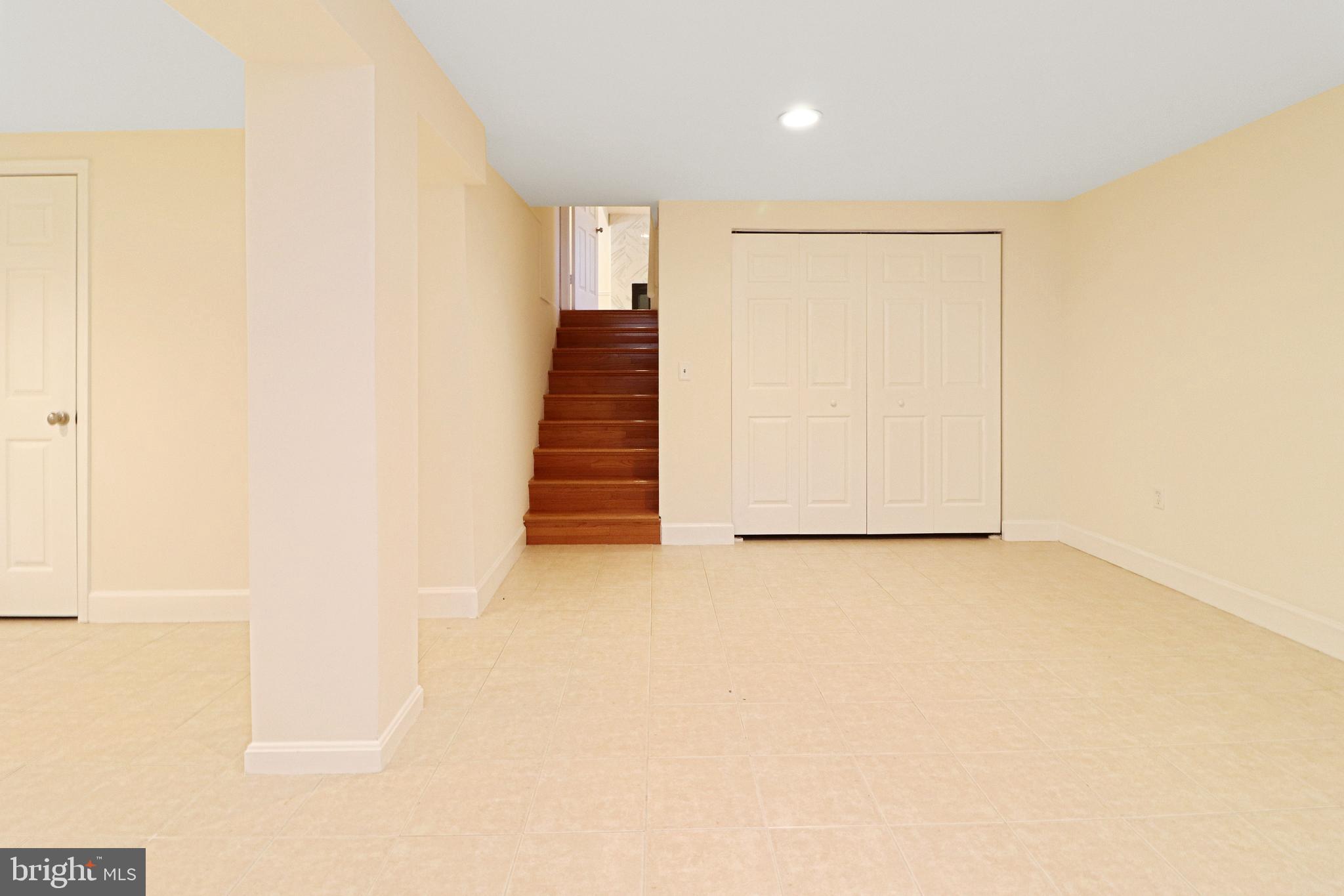 VALEWOOD MANOR - Residential Lease